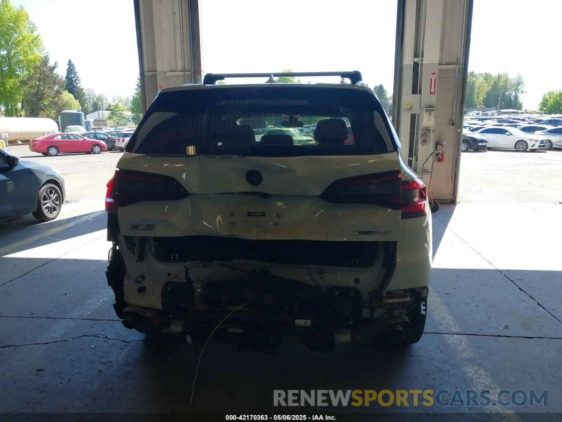 17 Photograph of a damaged car 5UXCR6C09N9M21945 BMW X5 2022