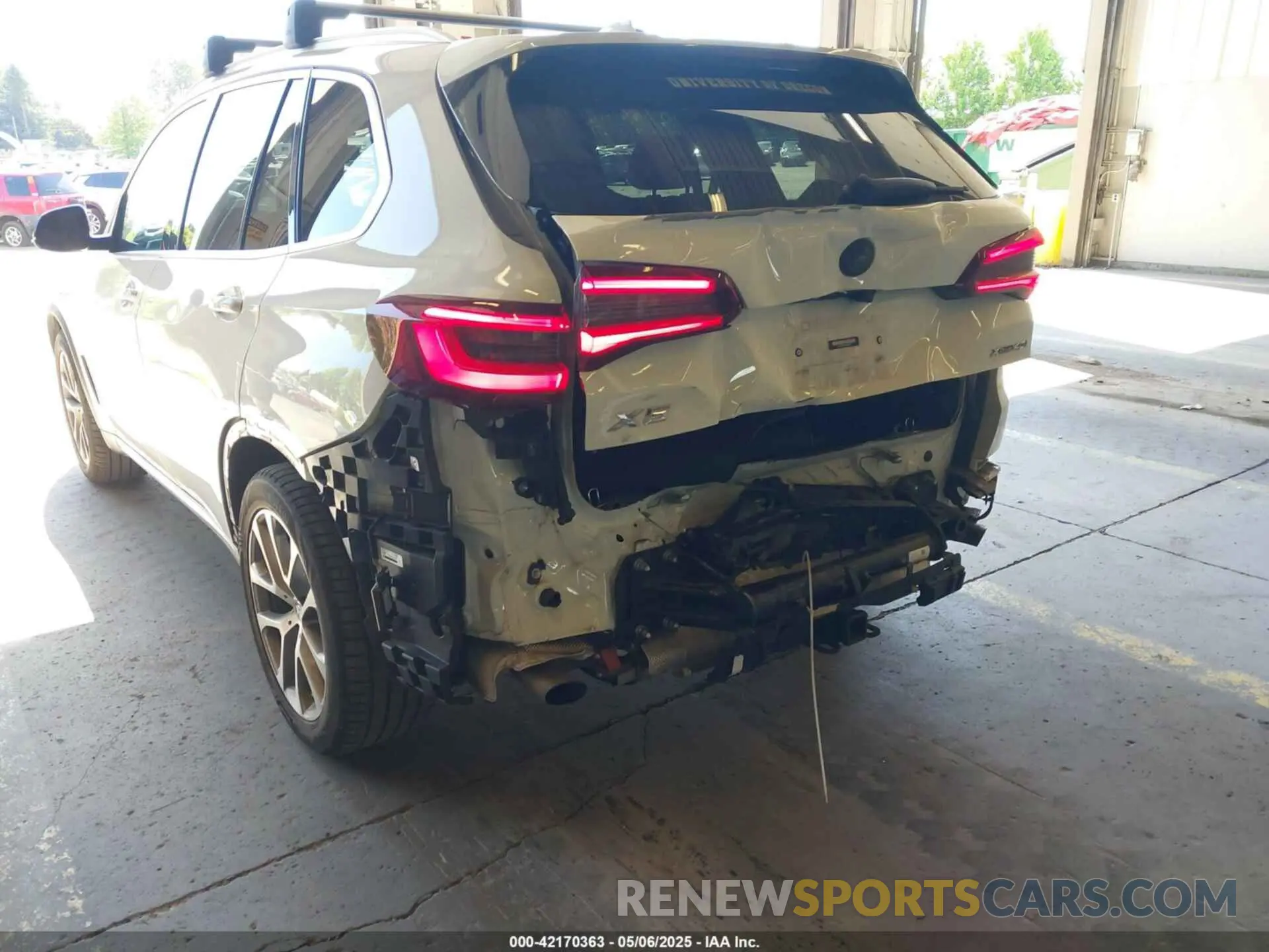 18 Photograph of a damaged car 5UXCR6C09N9M21945 BMW X5 2022