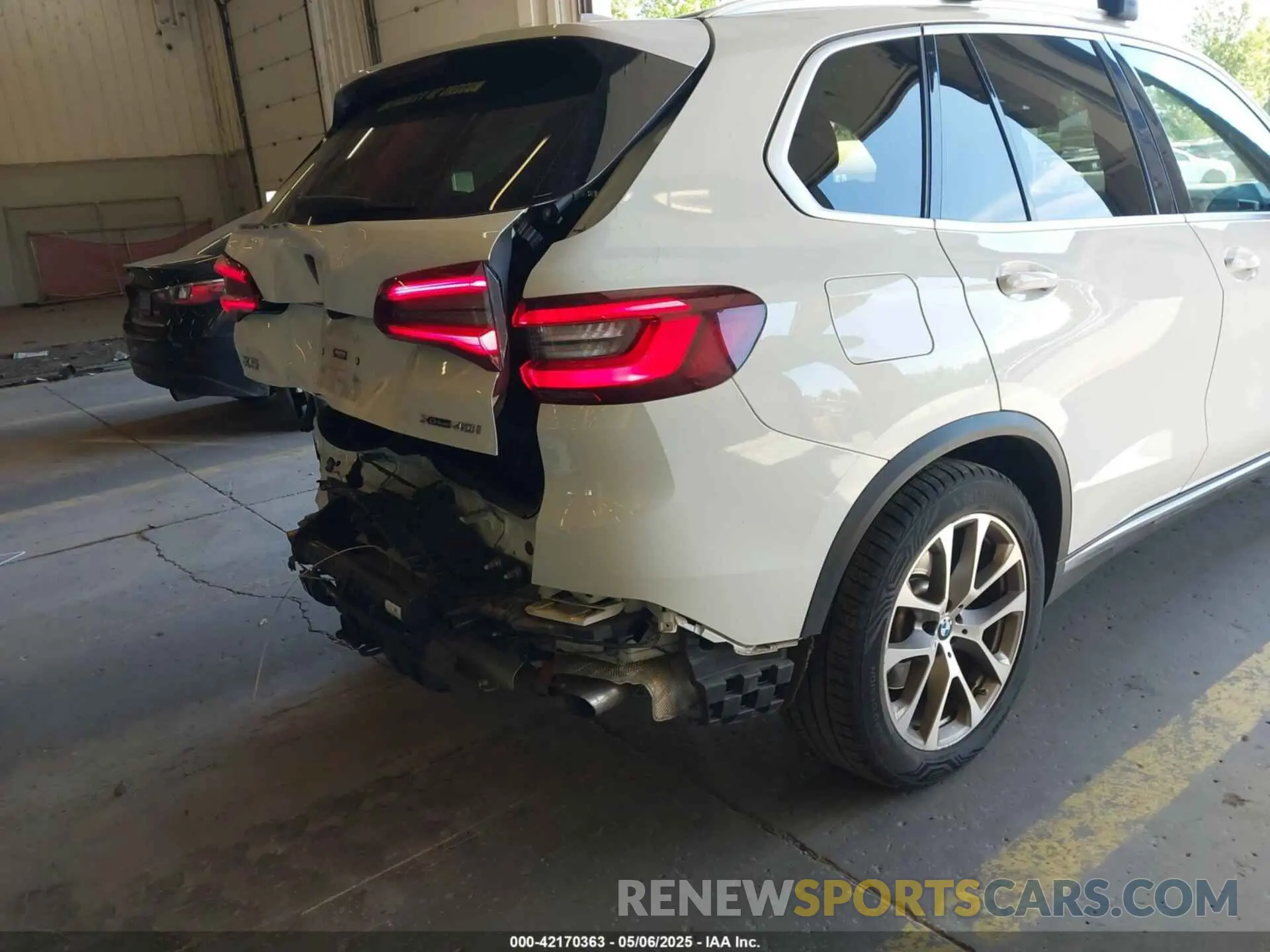 22 Photograph of a damaged car 5UXCR6C09N9M21945 BMW X5 2022
