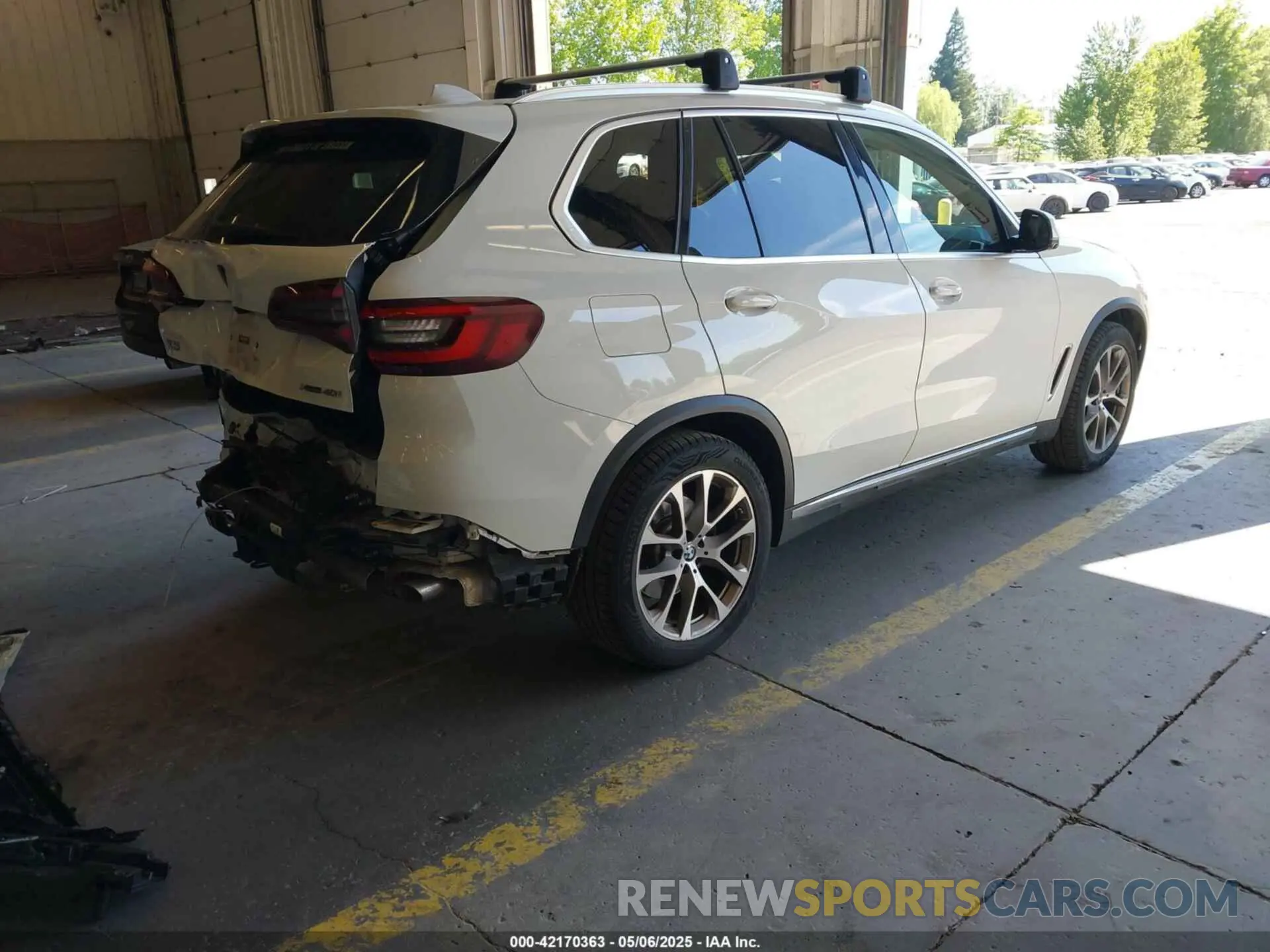 4 Photograph of a damaged car 5UXCR6C09N9M21945 BMW X5 2022