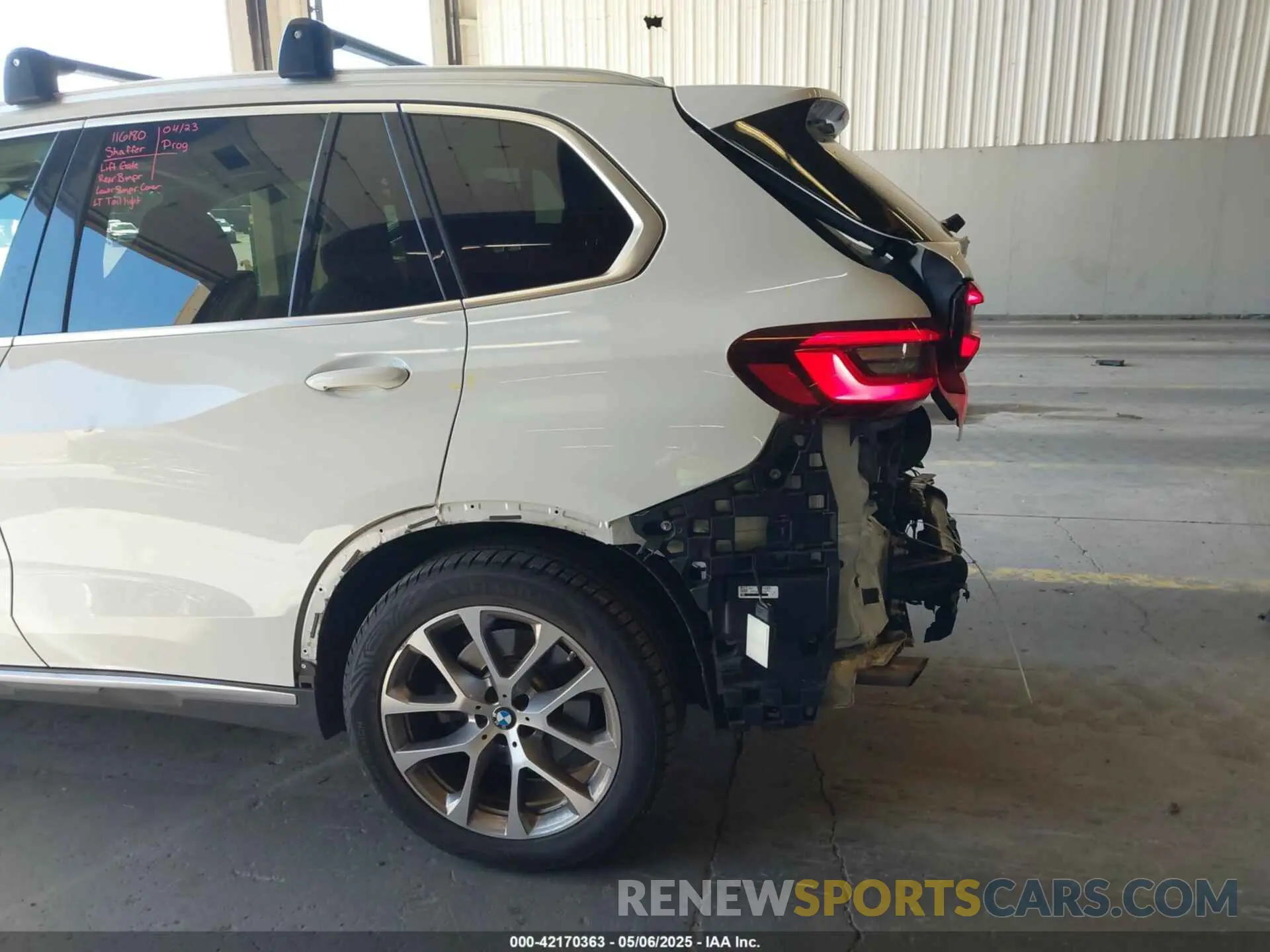 6 Photograph of a damaged car 5UXCR6C09N9M21945 BMW X5 2022