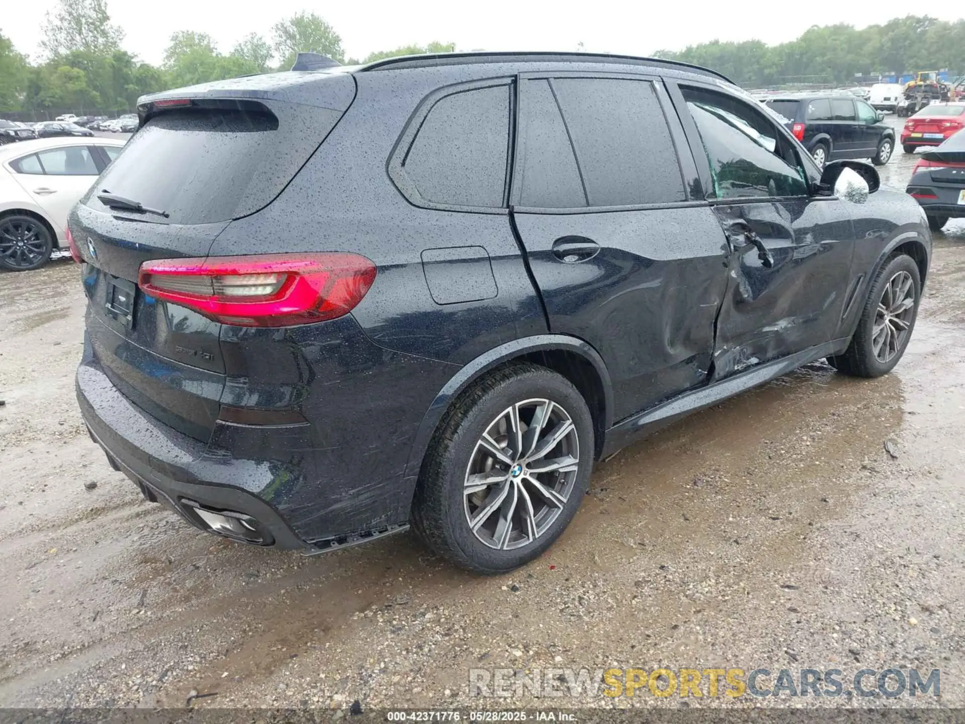 4 Photograph of a damaged car 5UXCR6C0XN9K22953 BMW X5 2022