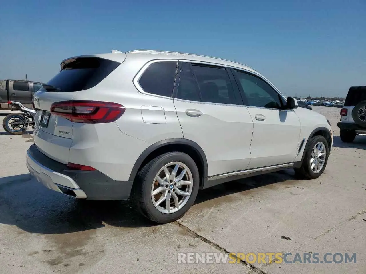 3 Photograph of a damaged car 5UXCR6C0XN9K68069 BMW X5 2022
