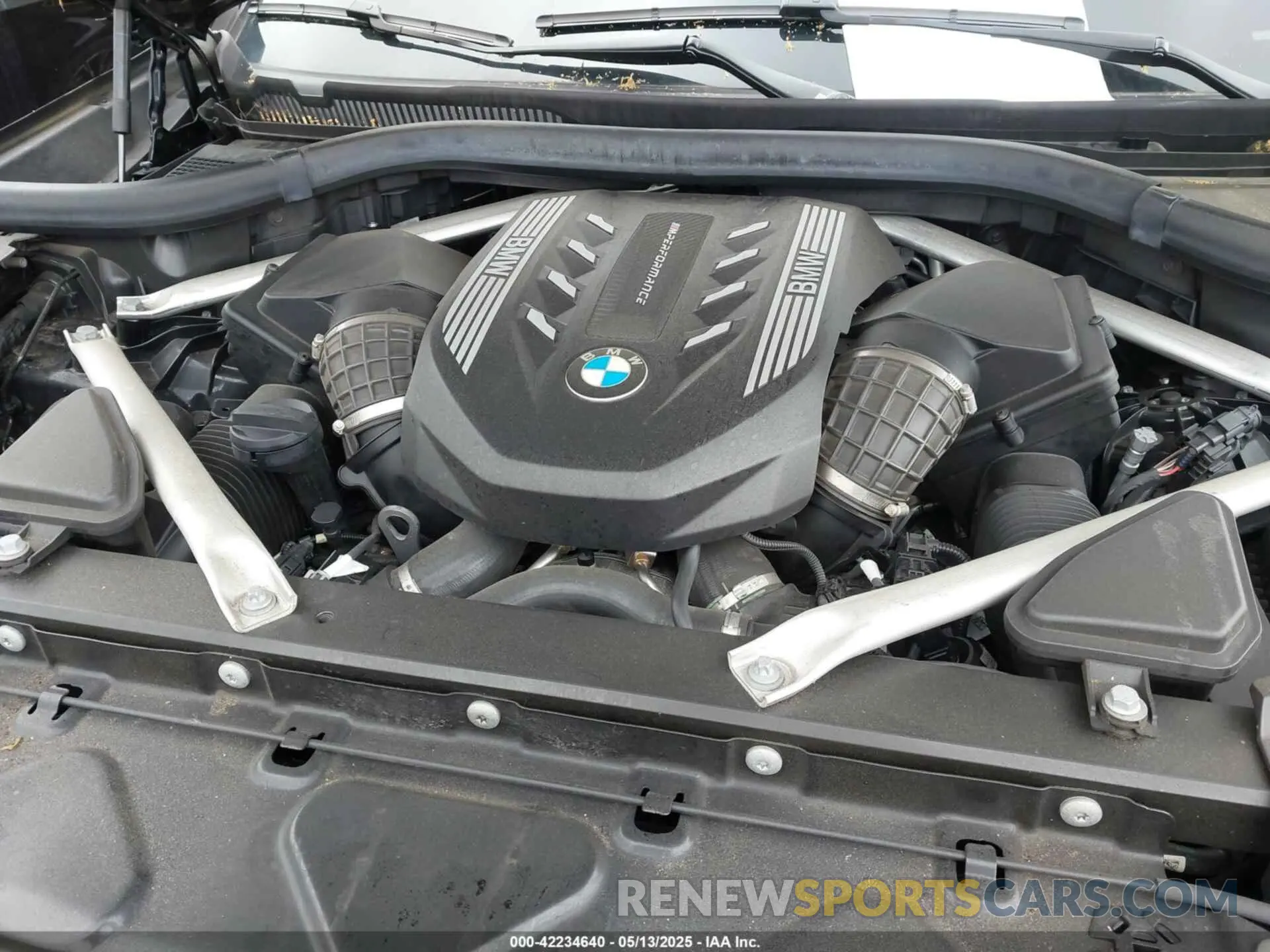 10 Photograph of a damaged car 5UXJU4C01N9K56922 BMW X5 2022