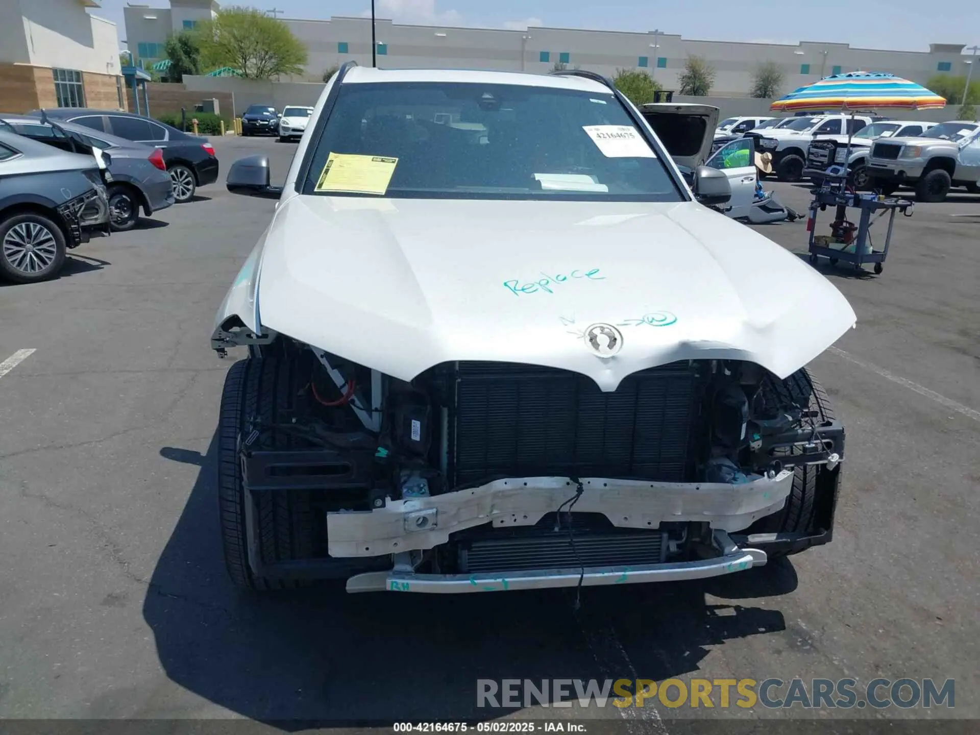 13 Photograph of a damaged car 5UXJU4C08N9K80960 BMW X5 2022