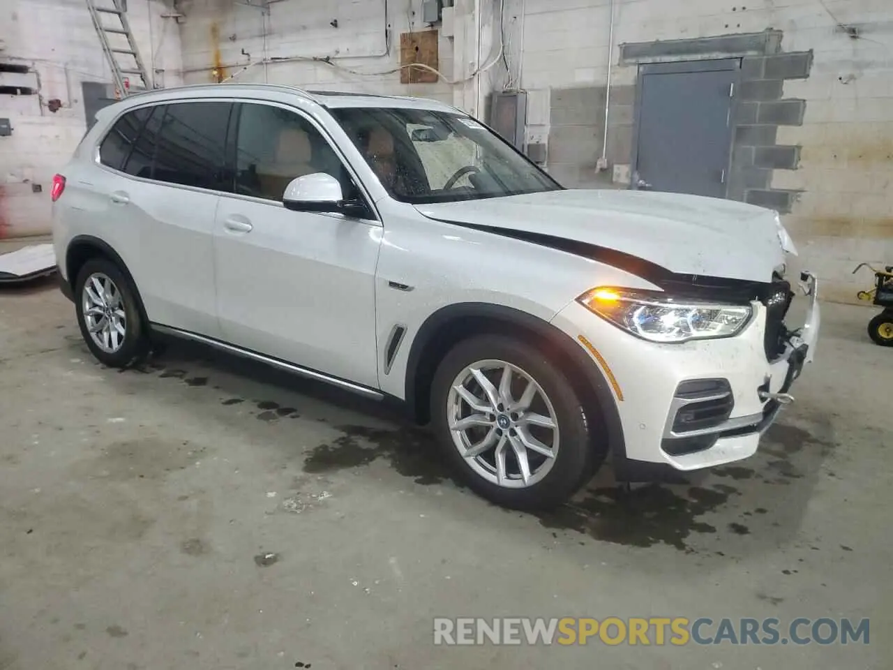 4 Photograph of a damaged car 5UXTA6C02N9L87936 BMW X5 2022