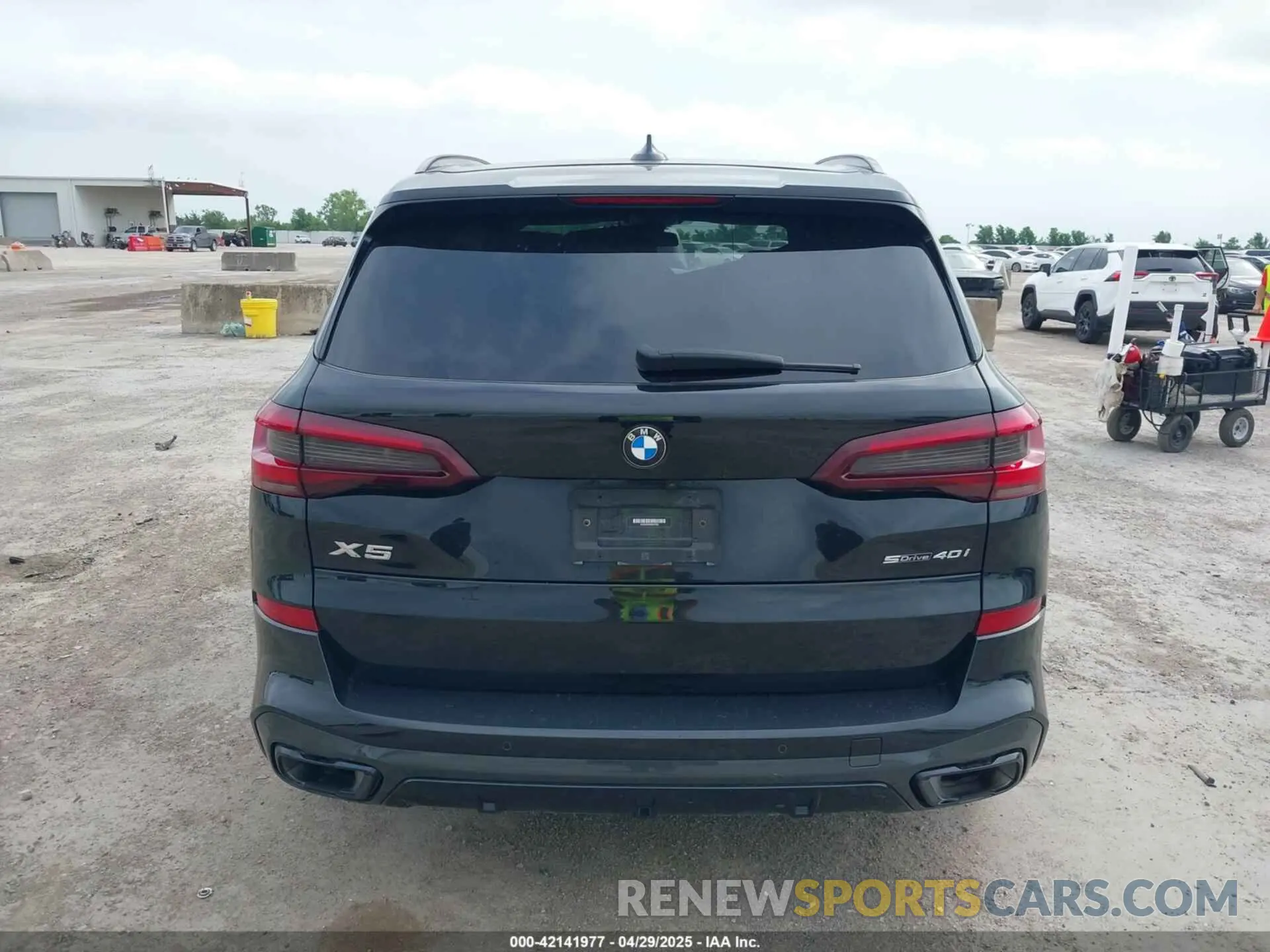16 Photograph of a damaged car 5UXCR4C04P9N77057 BMW X5 2023