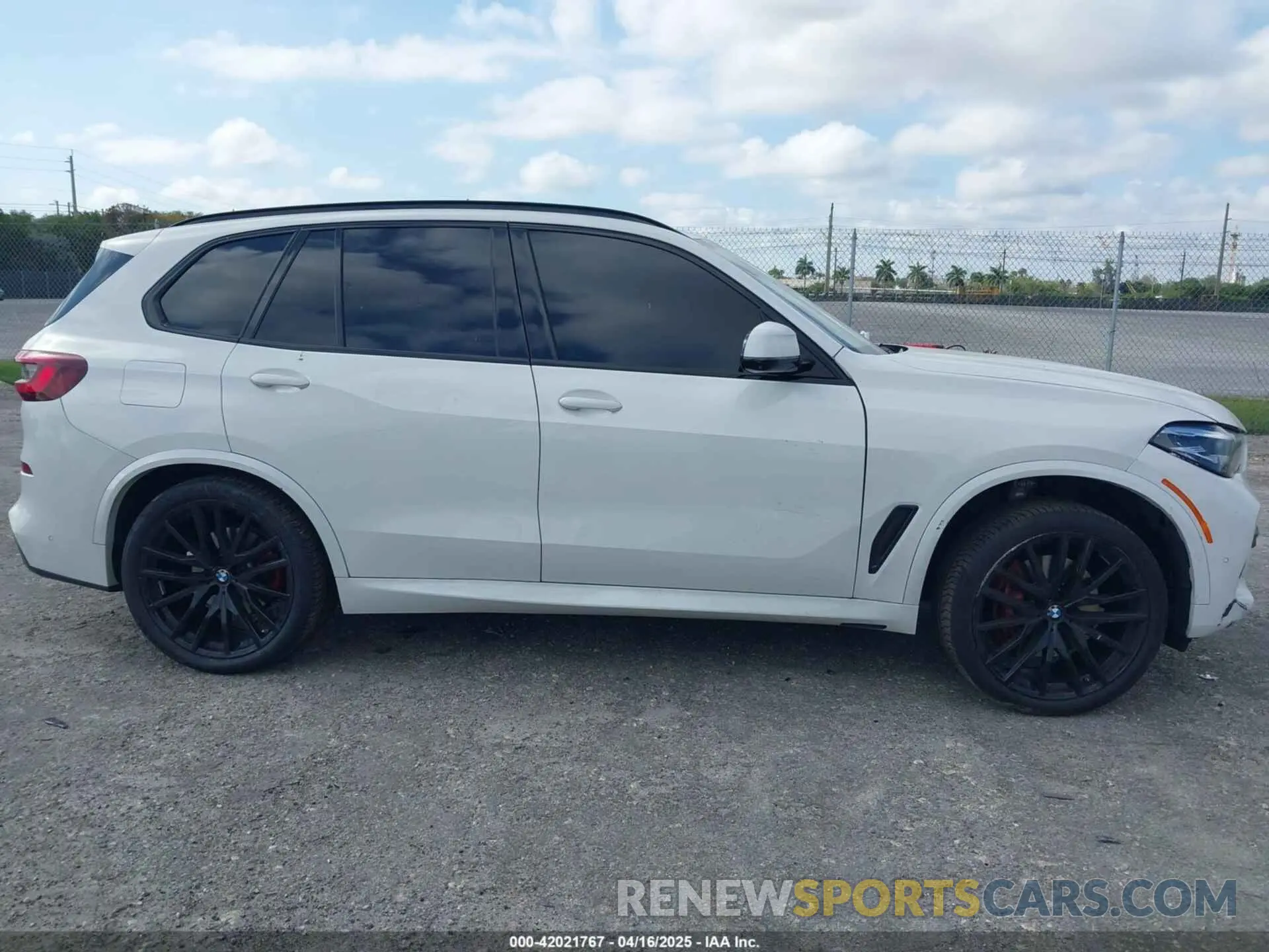 14 Photograph of a damaged car 5UXCR4C07P9R85391 BMW X5 2023