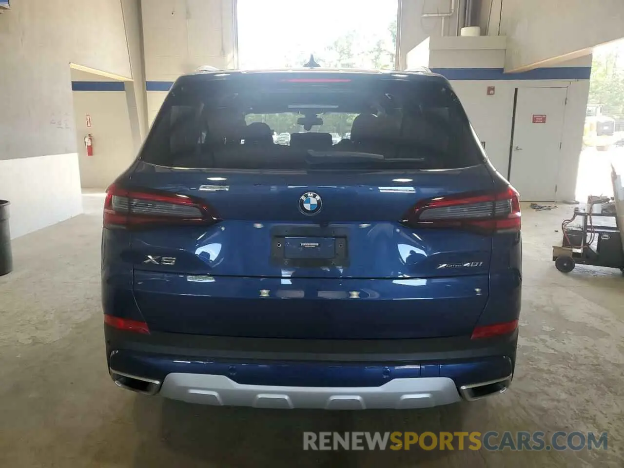 6 Photograph of a damaged car 5UXCR6C01P9N68490 BMW X5 2023