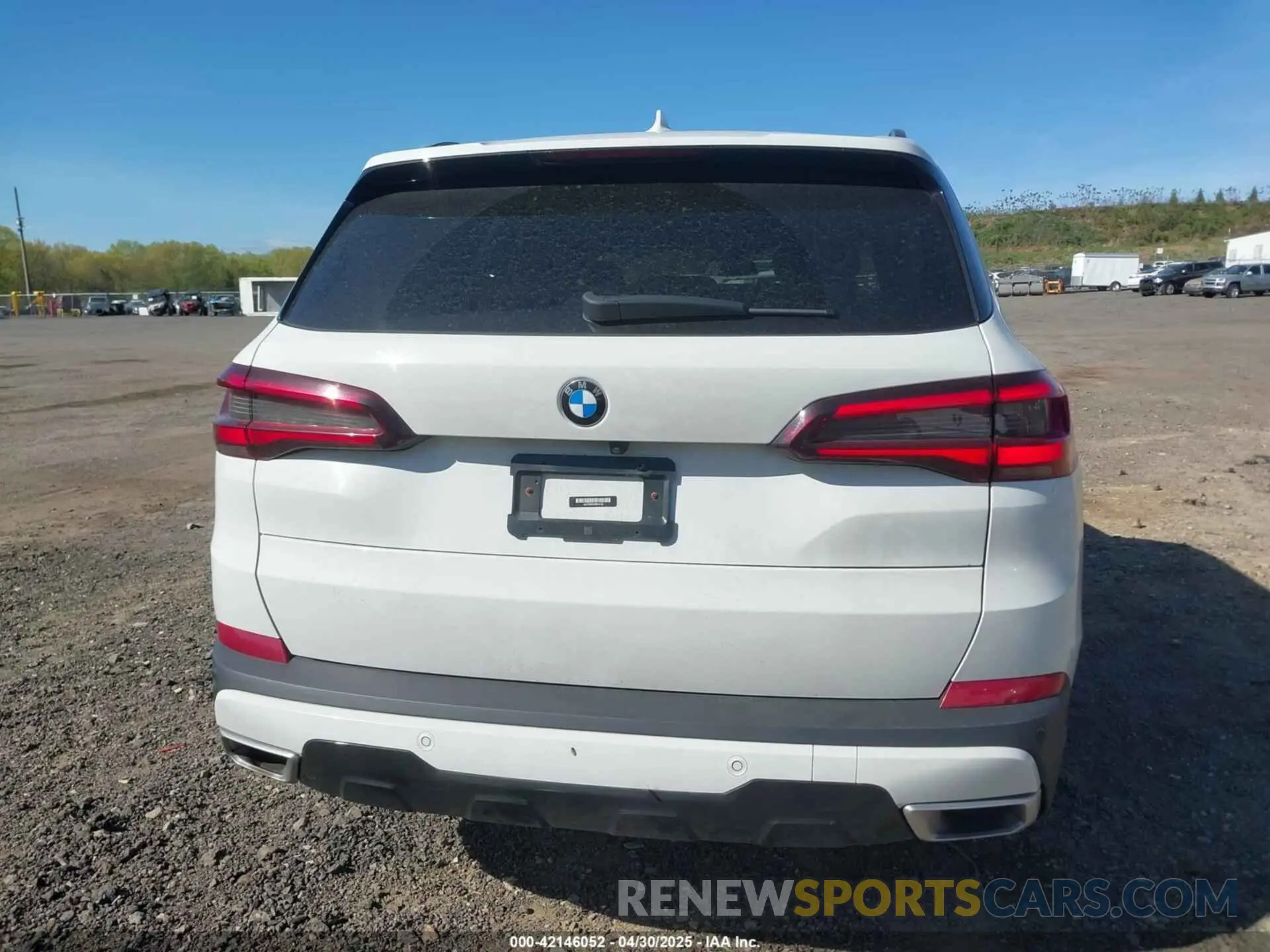 17 Photograph of a damaged car 5UXCR6C04P9P35750 BMW X5 2023