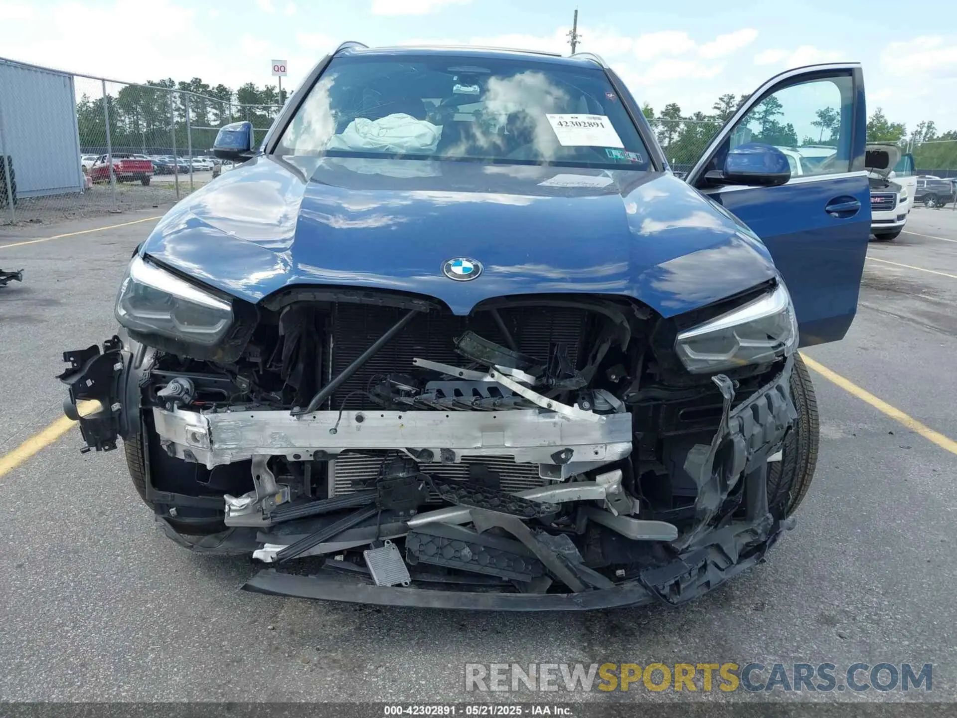 6 Photograph of a damaged car 5UXCR6C06P9P05293 BMW X5 2023