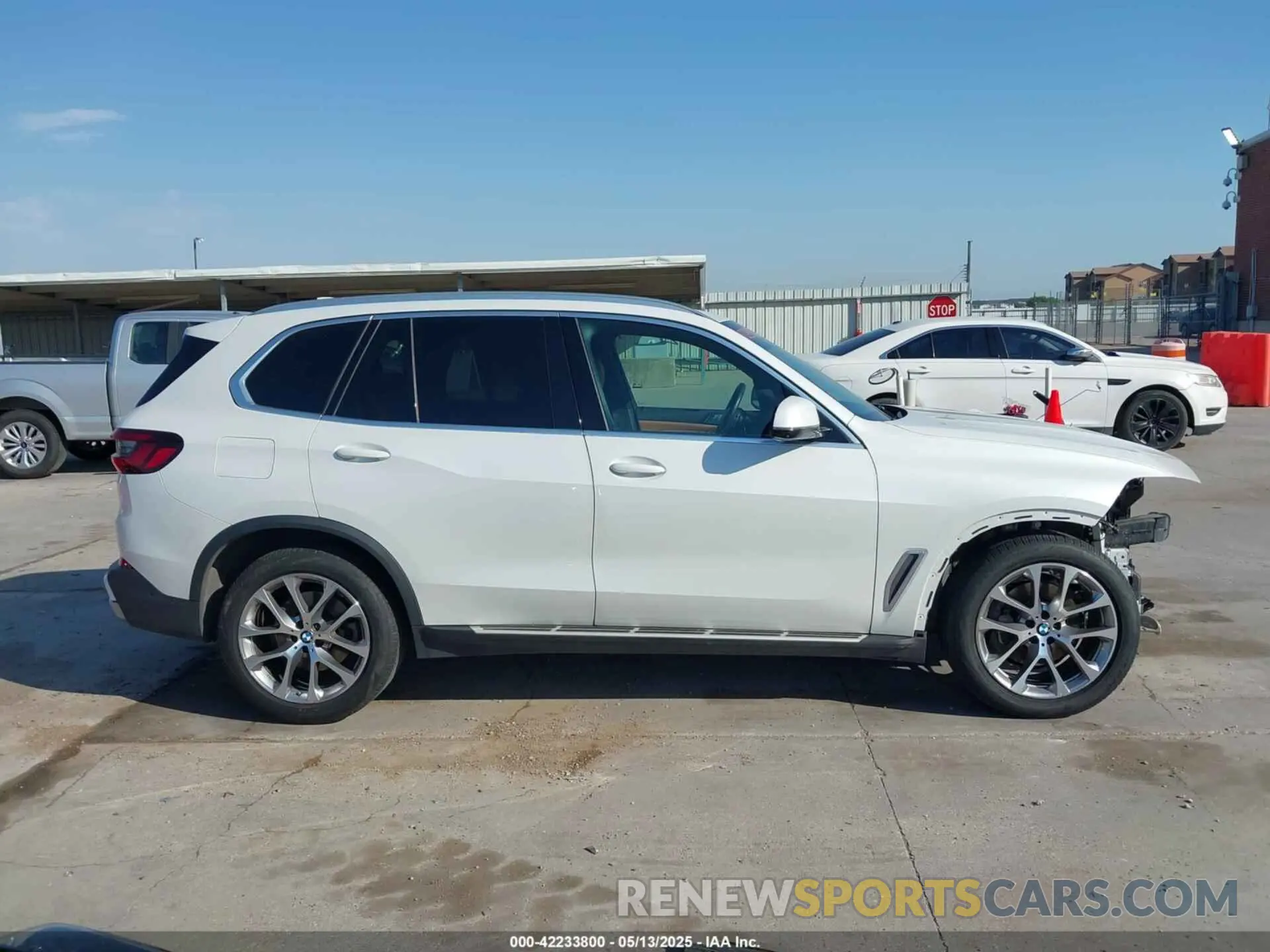14 Photograph of a damaged car 5UXCR6C08P9P02864 BMW X5 2023
