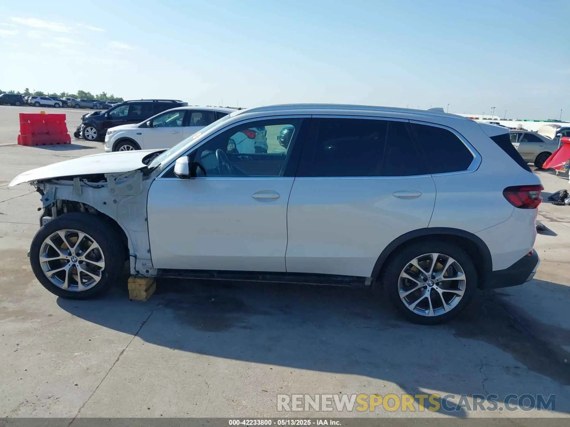 15 Photograph of a damaged car 5UXCR6C08P9P02864 BMW X5 2023