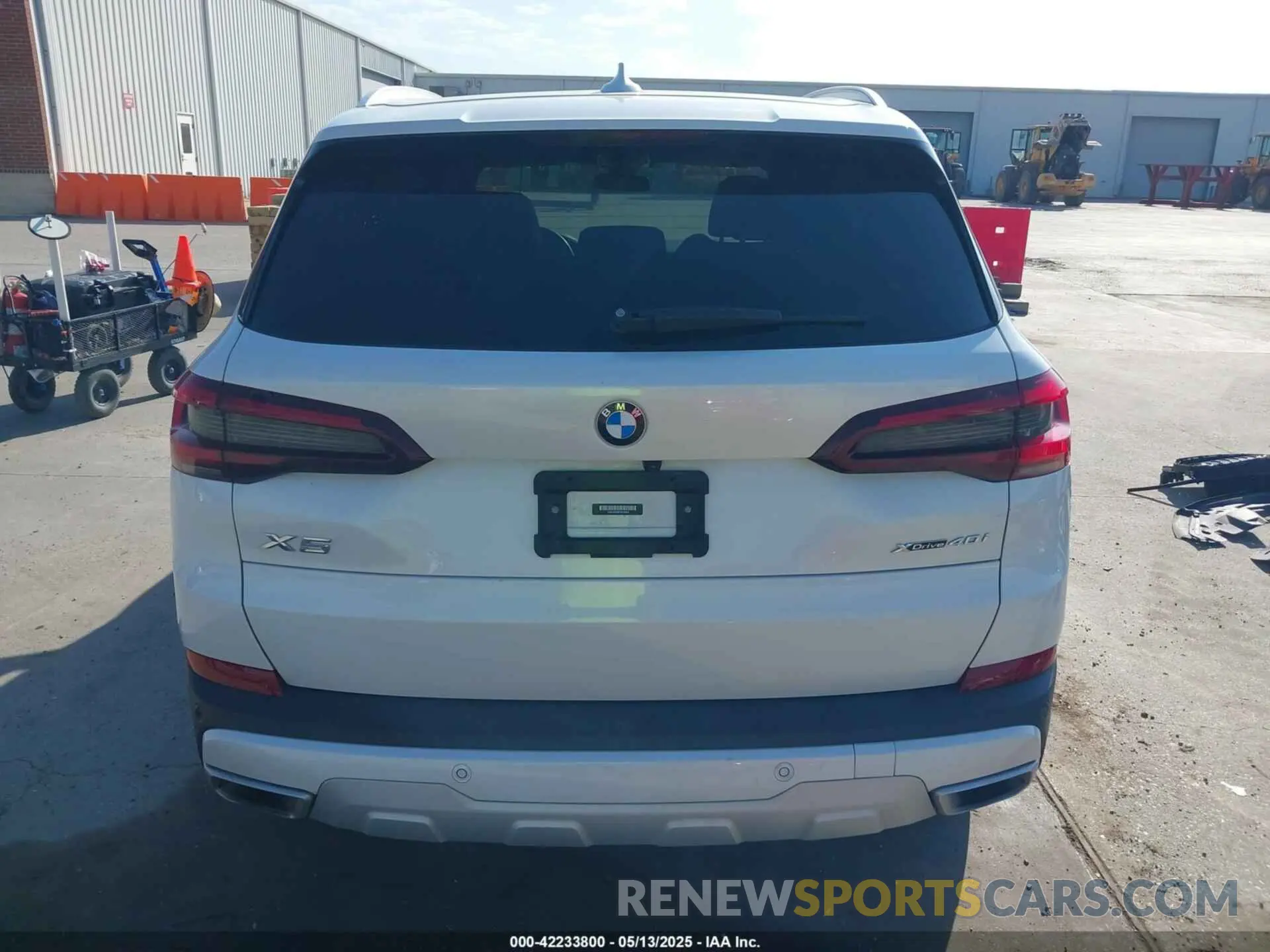 17 Photograph of a damaged car 5UXCR6C08P9P02864 BMW X5 2023