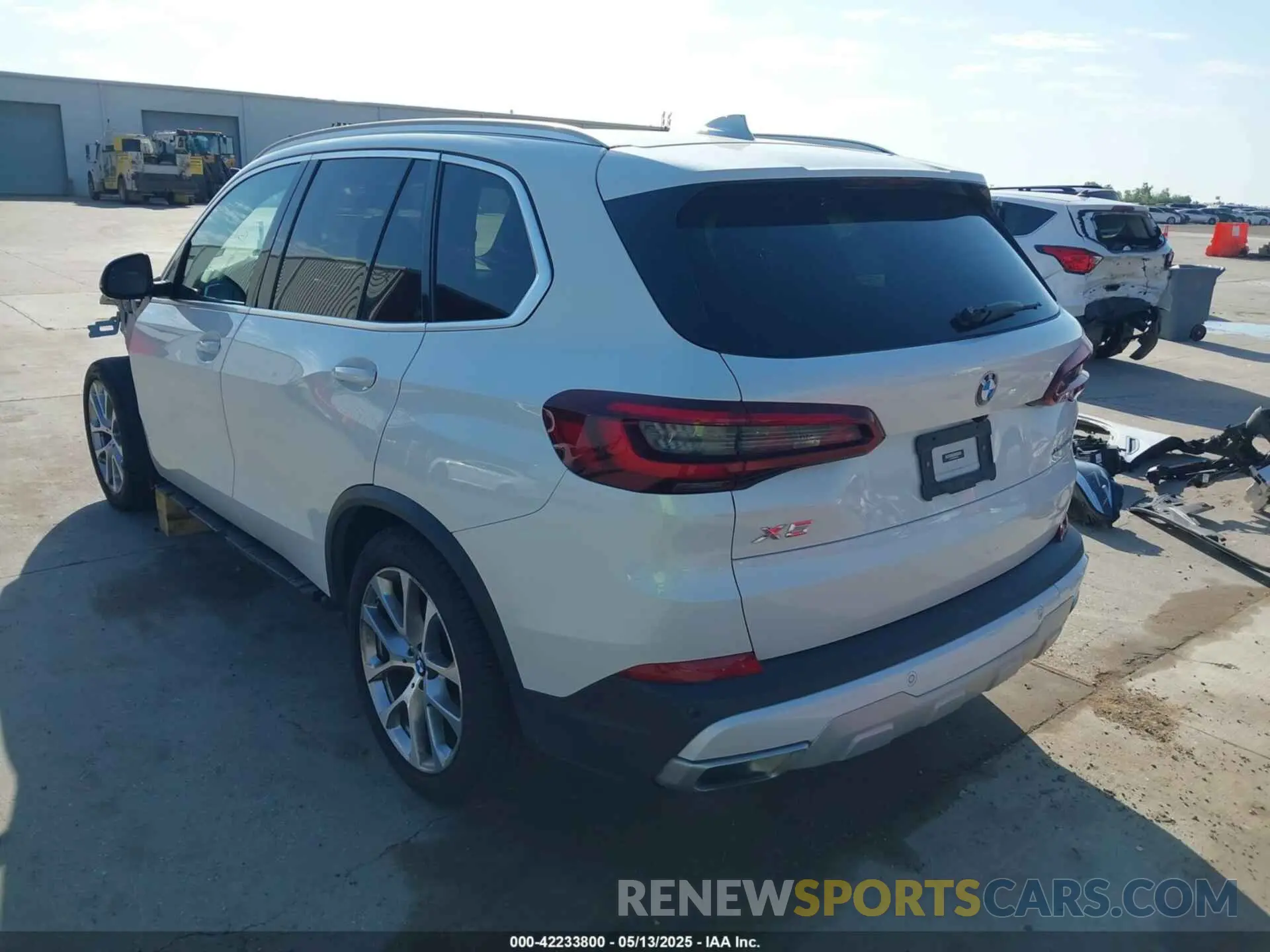 3 Photograph of a damaged car 5UXCR6C08P9P02864 BMW X5 2023