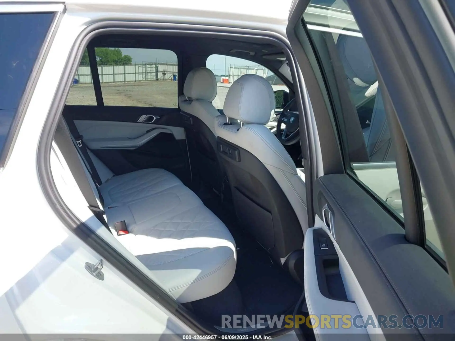 8 Photograph of a damaged car 5UXCR6C09P9R25706 BMW X5 2023