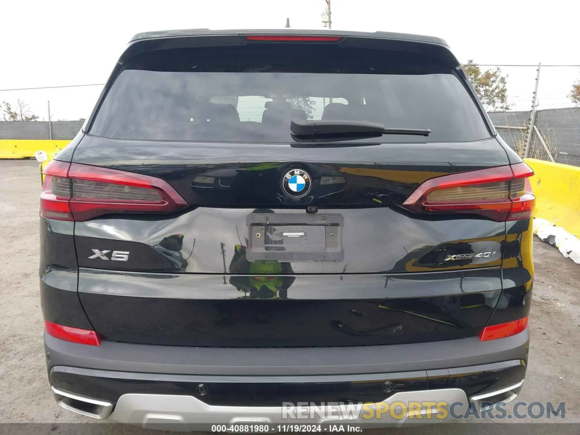 17 Photograph of a damaged car 5UXCR6C09P9R85324 BMW X5 2023