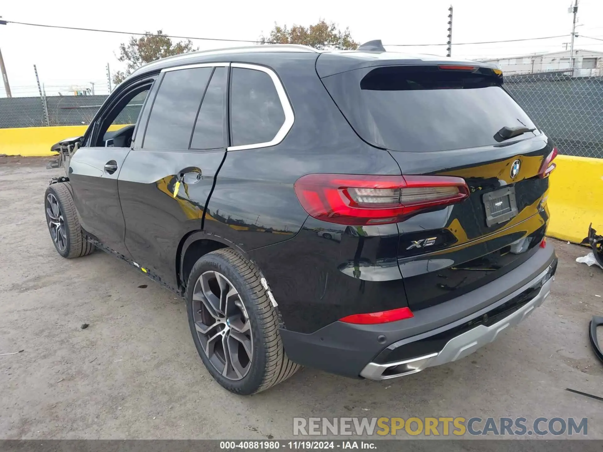 3 Photograph of a damaged car 5UXCR6C09P9R85324 BMW X5 2023