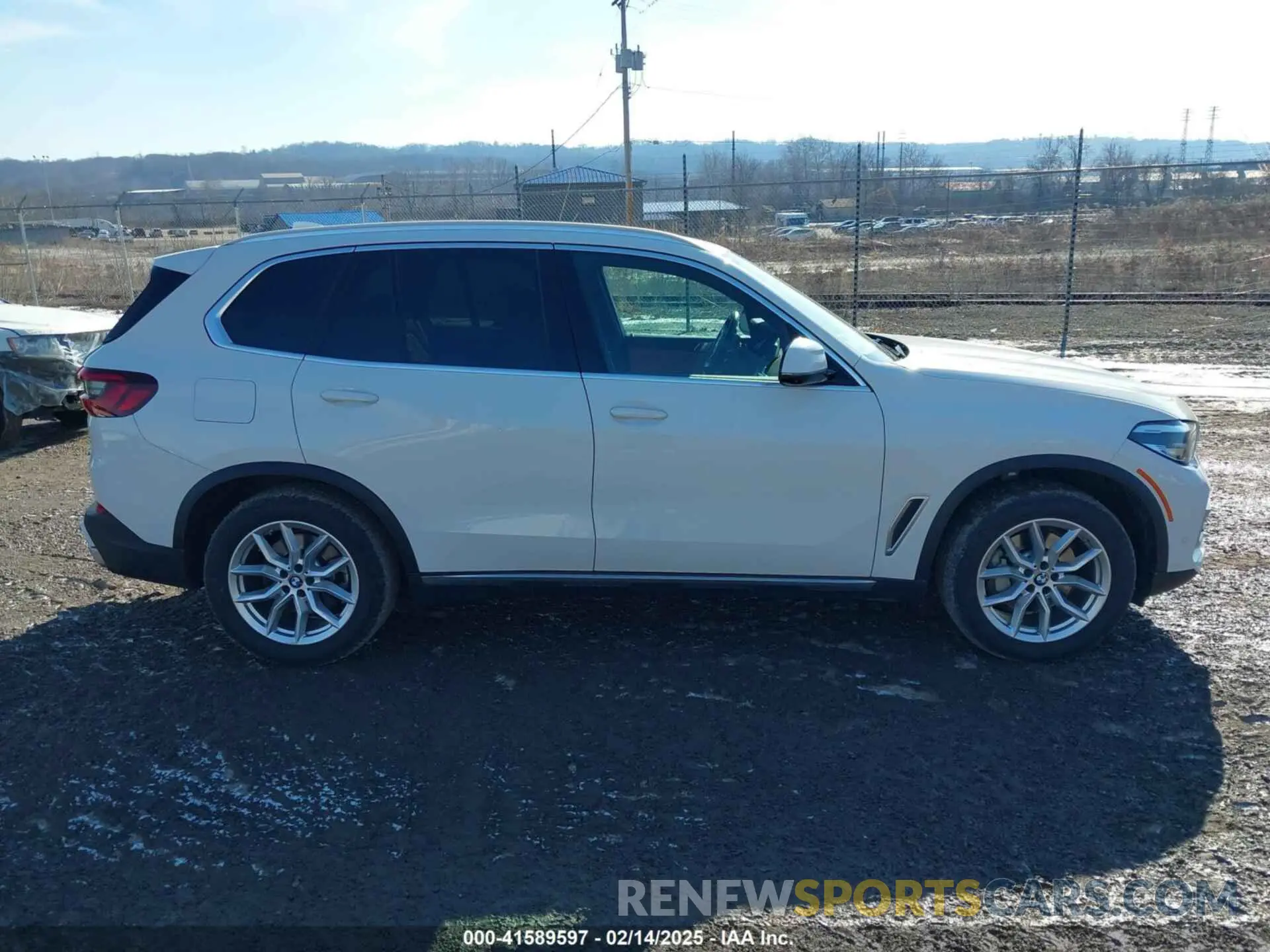 14 Photograph of a damaged car 5UXCR6C09P9S01112 BMW X5 2023