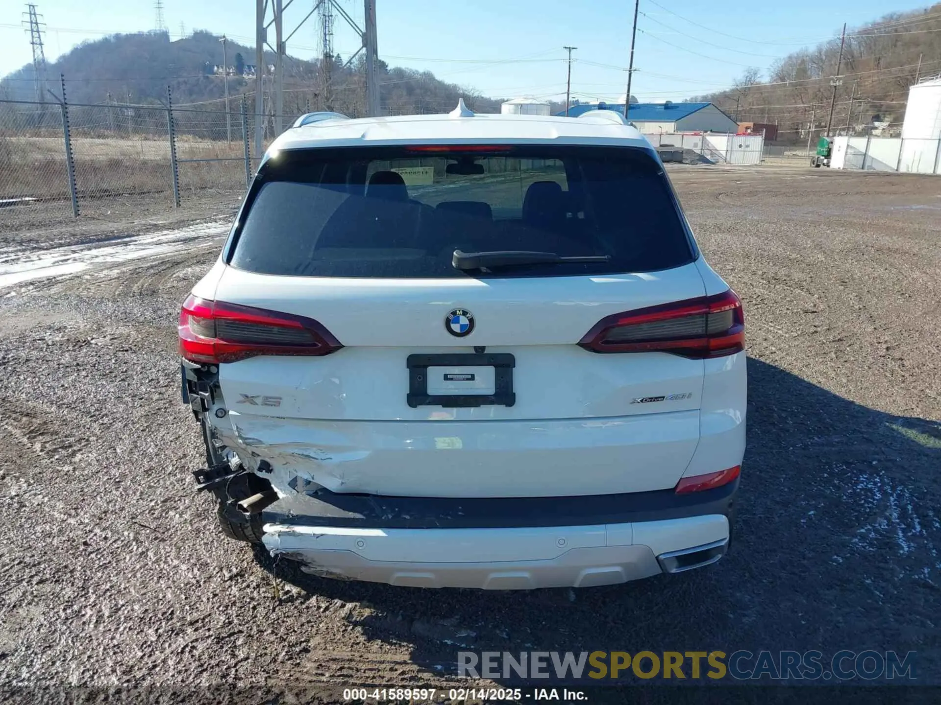 17 Photograph of a damaged car 5UXCR6C09P9S01112 BMW X5 2023