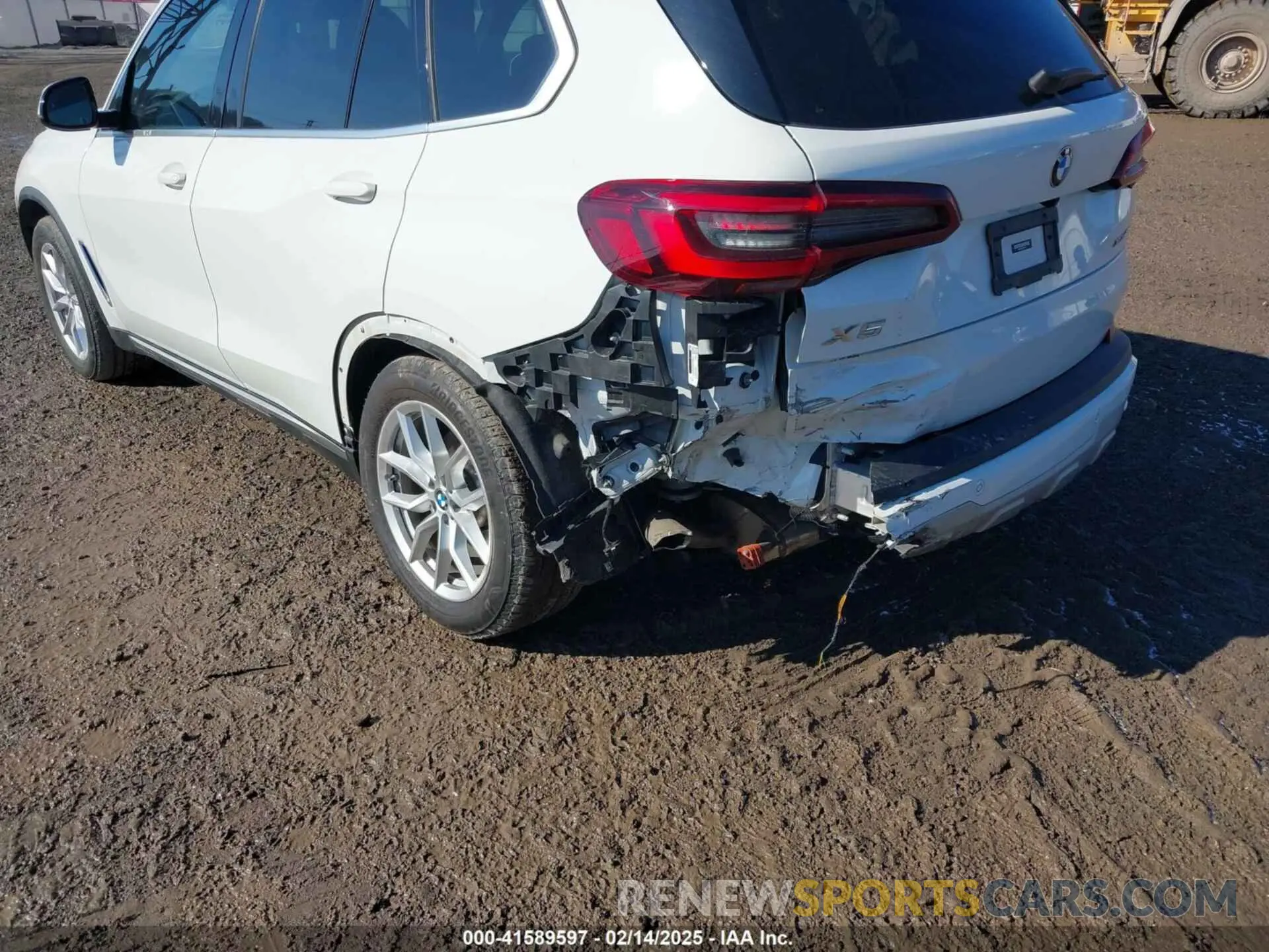 6 Photograph of a damaged car 5UXCR6C09P9S01112 BMW X5 2023