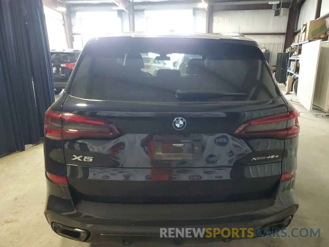 6 Photograph of a damaged car 5UXTA6C03P9R22002 BMW X5 2023