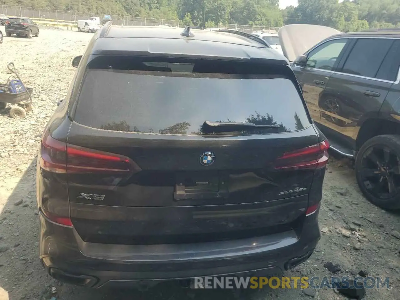 6 Photograph of a damaged car 5UXTA6C06P9P32601 BMW X5 2023