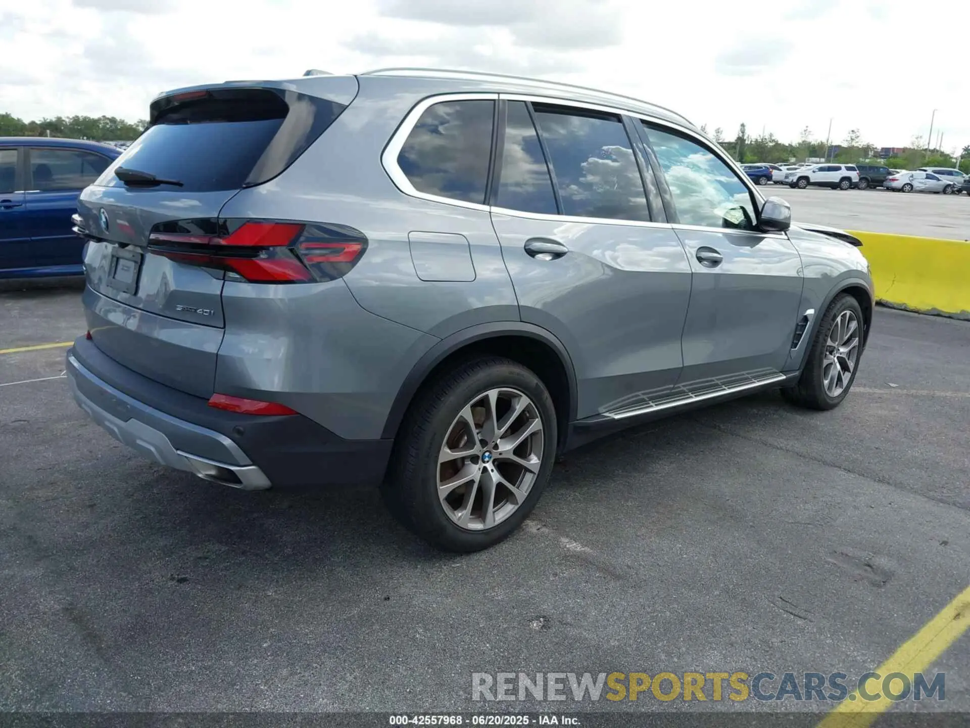 4 Photograph of a damaged car 5UX13EU00R9U32100 BMW X5 2024