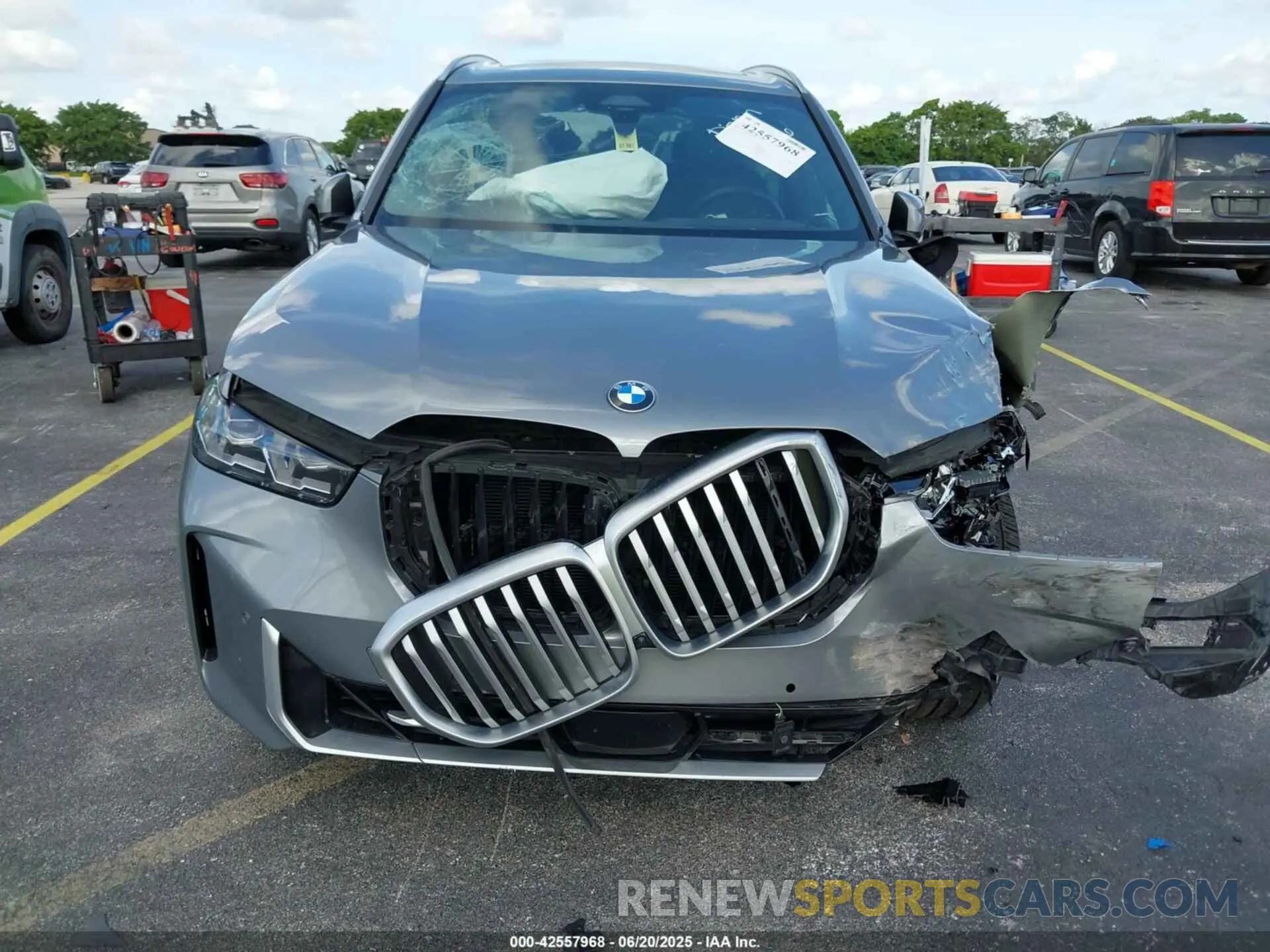 6 Photograph of a damaged car 5UX13EU00R9U32100 BMW X5 2024