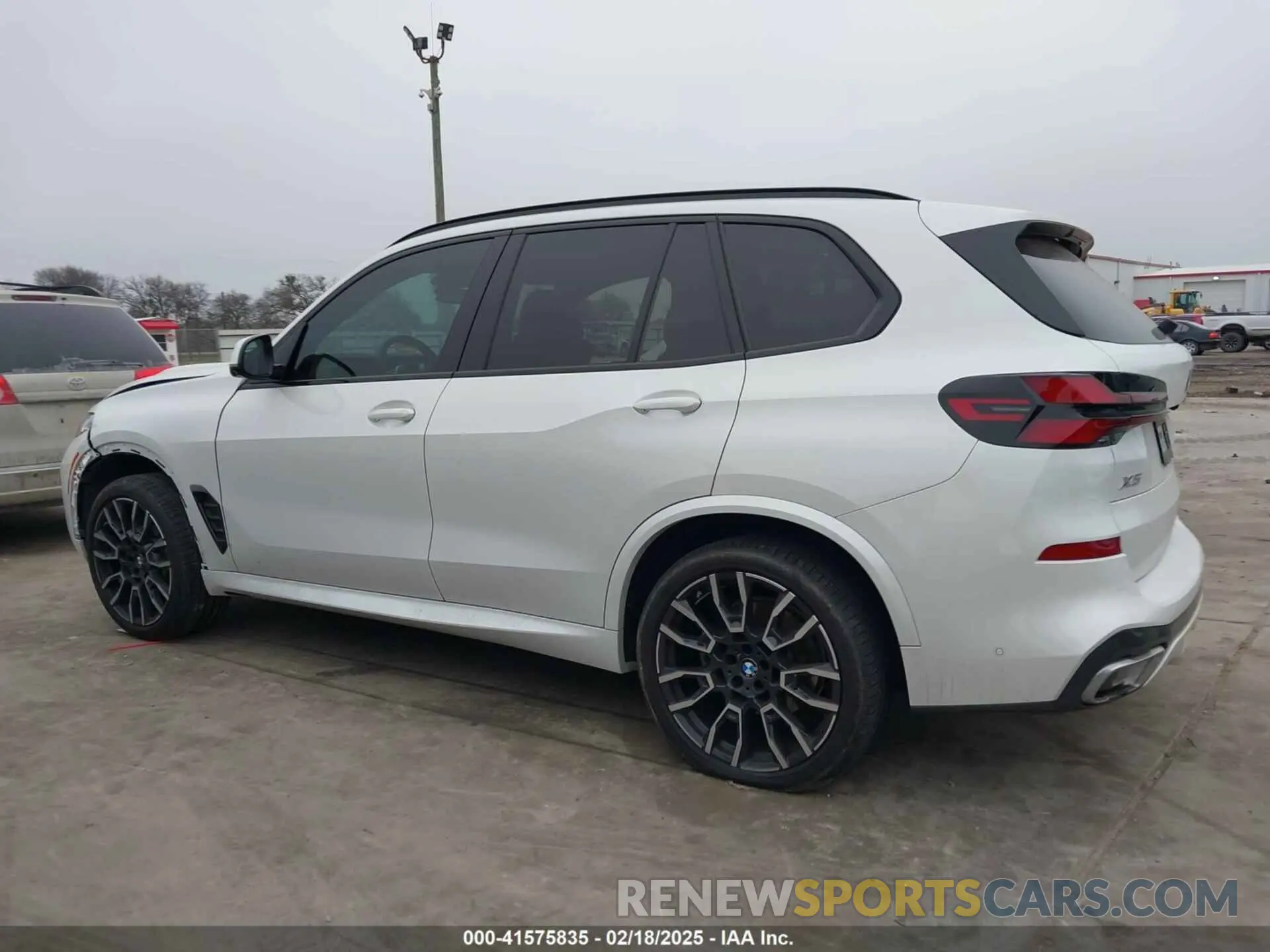 15 Photograph of a damaged car 5UX13EU00R9U40195 BMW X5 2024