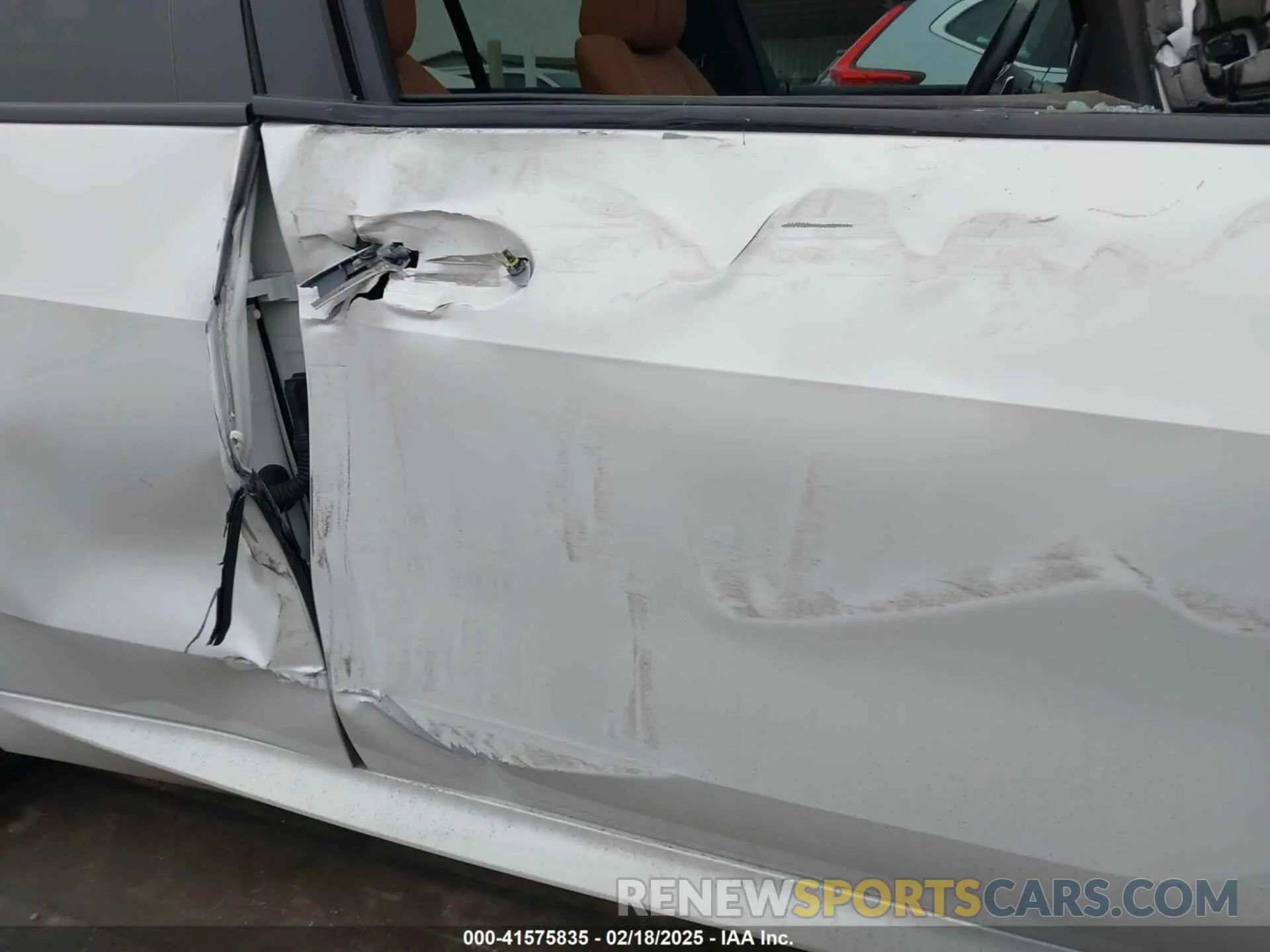 18 Photograph of a damaged car 5UX13EU00R9U40195 BMW X5 2024
