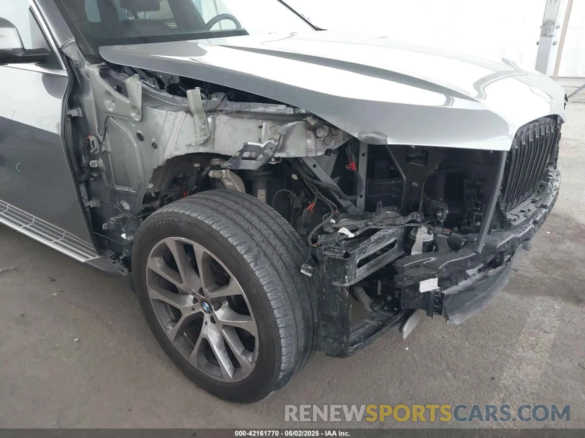 18 Photograph of a damaged car 5UX13EU02R9V56594 BMW X5 2024