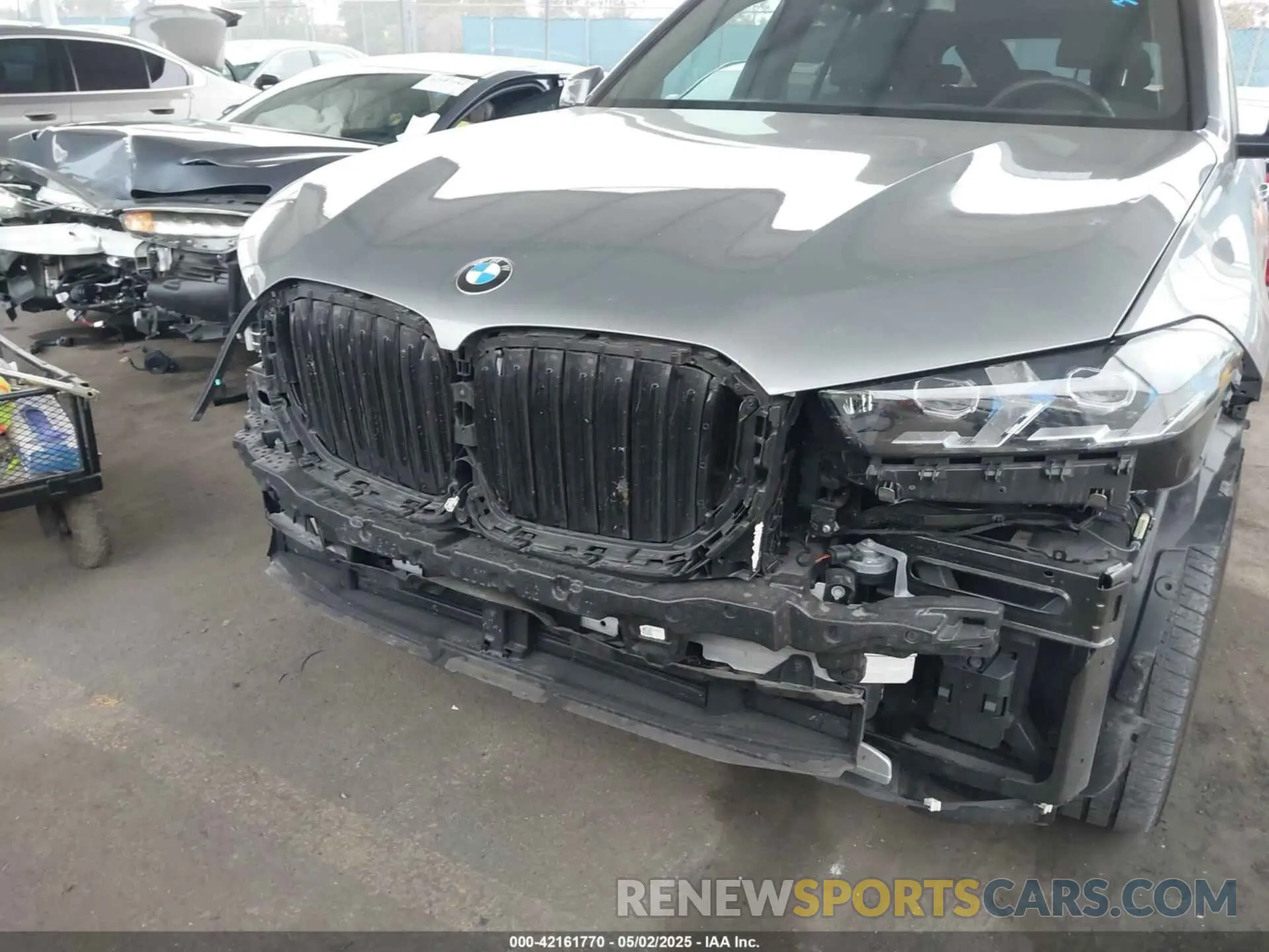 6 Photograph of a damaged car 5UX13EU02R9V56594 BMW X5 2024