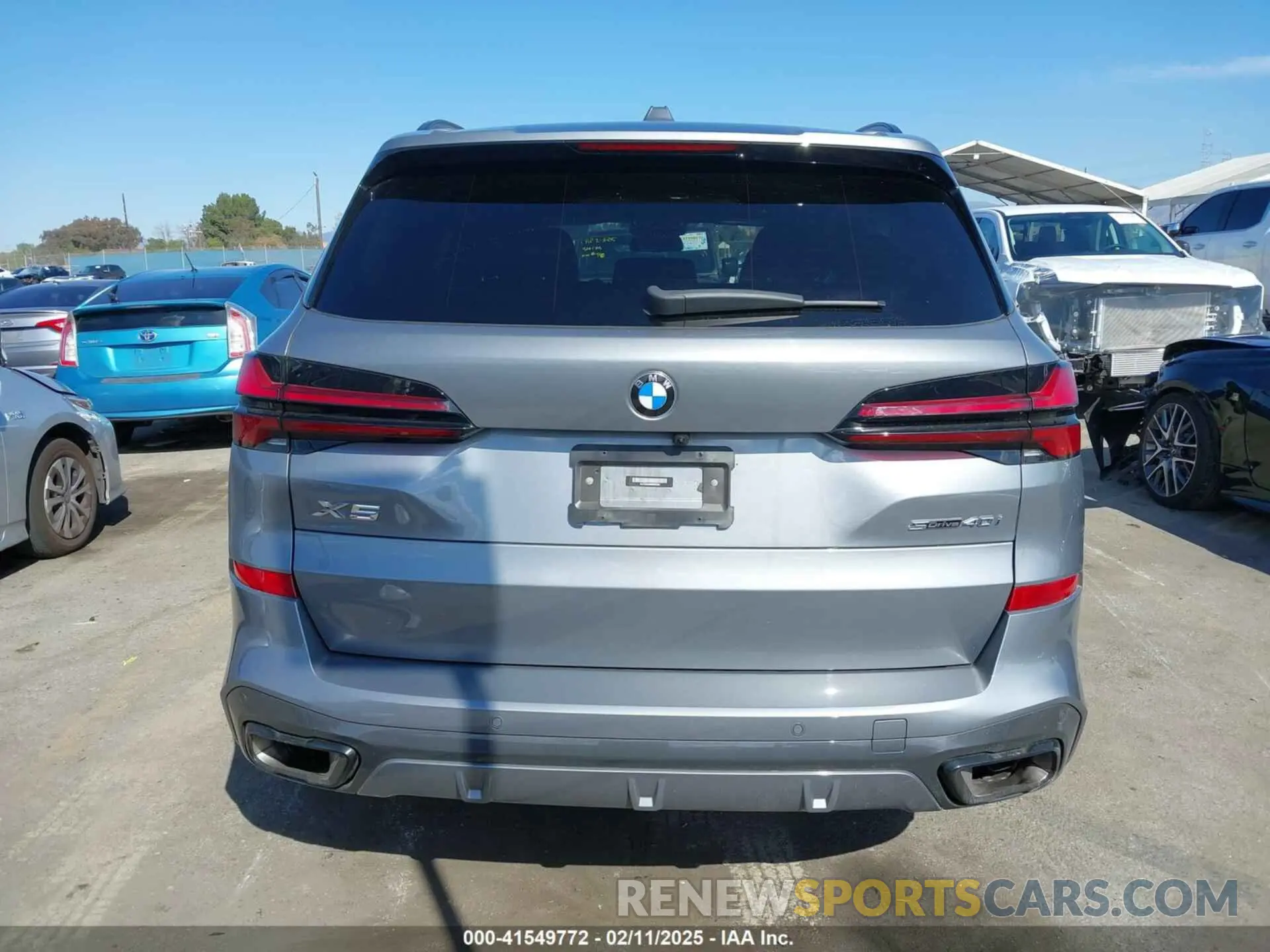 17 Photograph of a damaged car 5UX13EU06R9S86320 BMW X5 2024