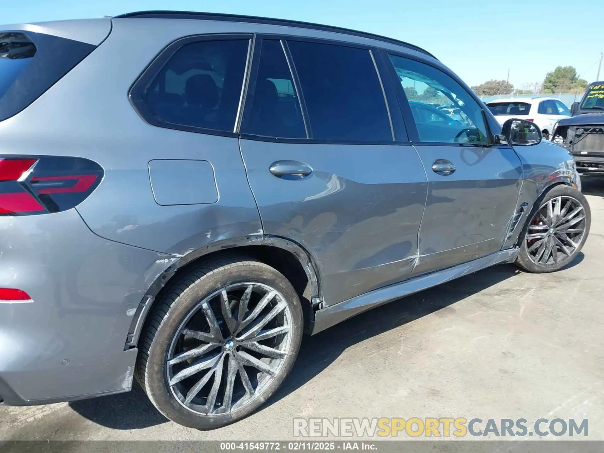 18 Photograph of a damaged car 5UX13EU06R9S86320 BMW X5 2024