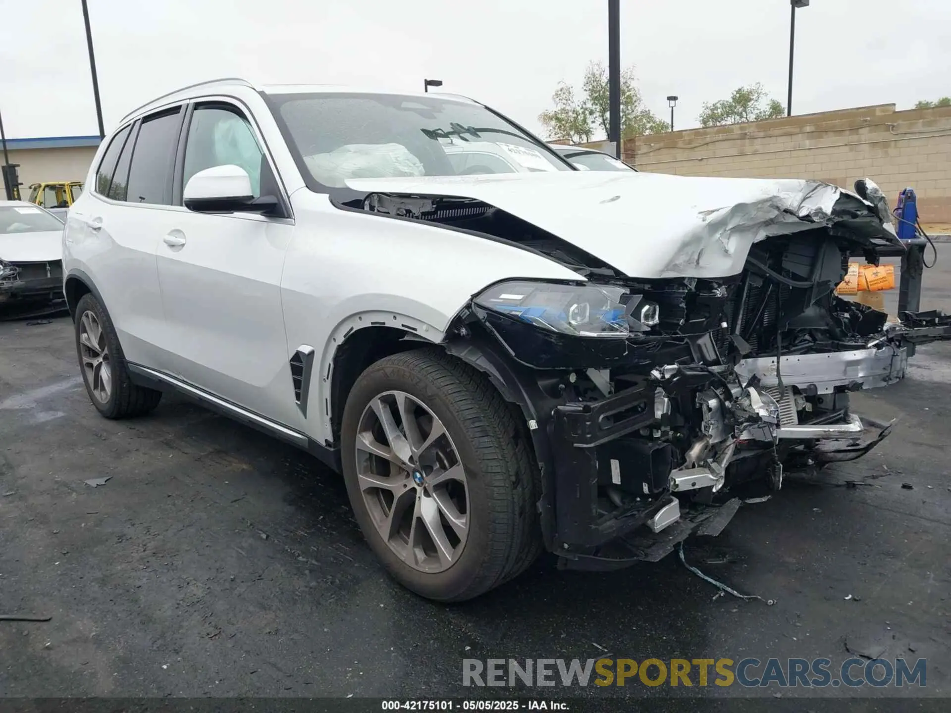 14 Photograph of a damaged car 5UX13EU06R9T97787 BMW X5 2024