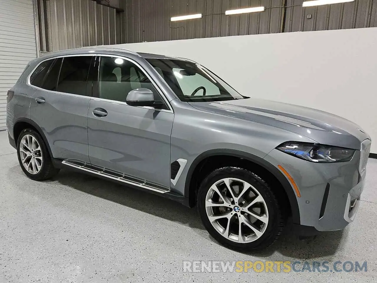 4 Photograph of a damaged car 5UX13EU07R9U53817 BMW X5 2024