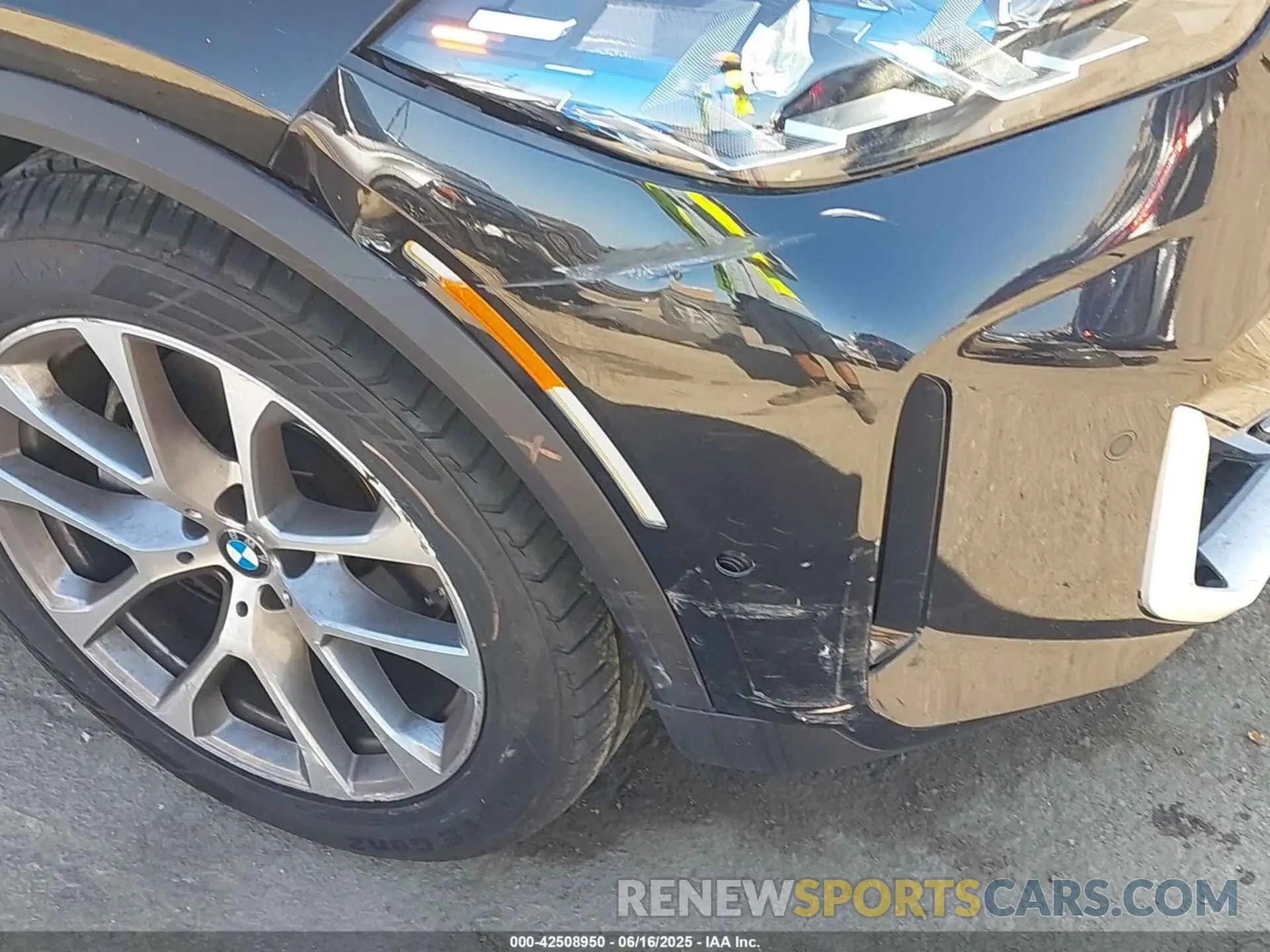 6 Photograph of a damaged car 5UX13EU07R9V84942 BMW X5 2024