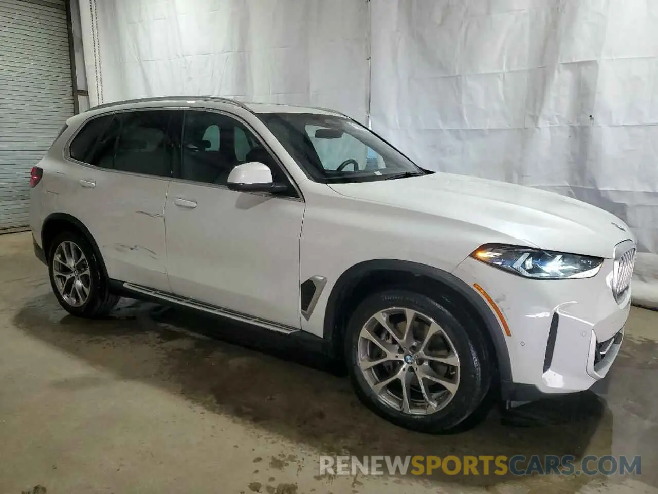 4 Photograph of a damaged car 5UX13EU0XR9U04157 BMW X5 2024
