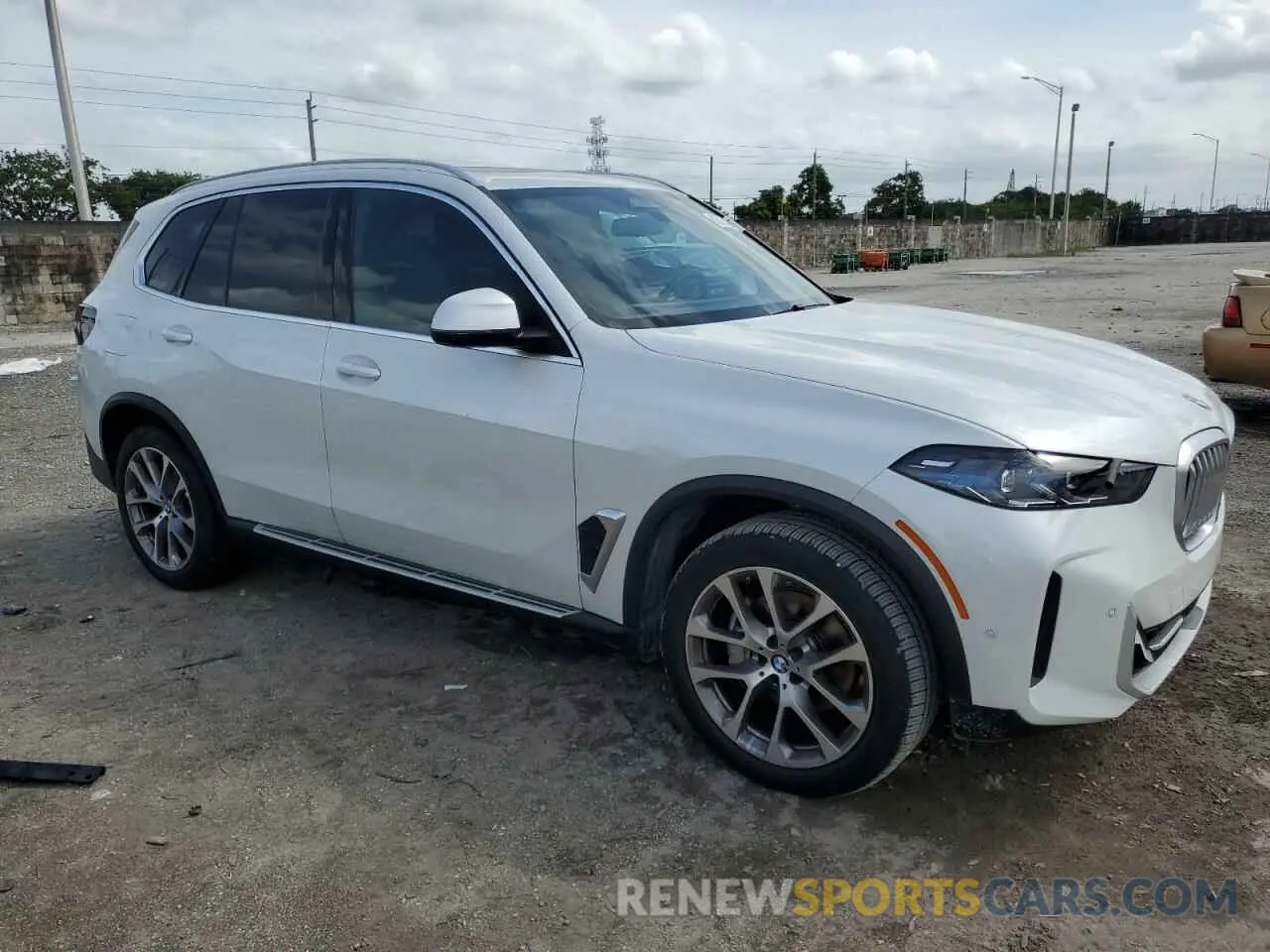 4 Photograph of a damaged car 5UX23EU01R9U04083 BMW X5 2024