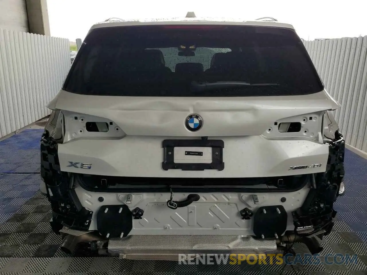 6 Photograph of a damaged car 5UX23EU01R9U70259 BMW X5 2024