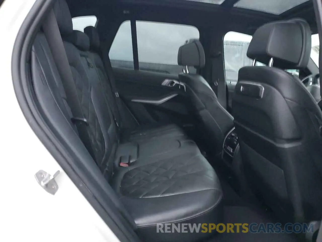 10 Photograph of a damaged car 5UX23EU03R9U05610 BMW X5 2024