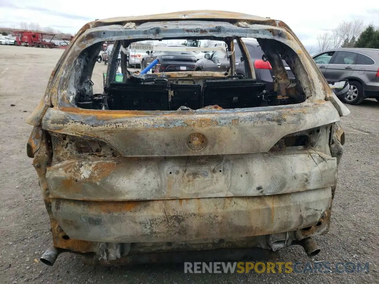 6 Photograph of a damaged car 5UX23EU03R9W10120 BMW X5 2024