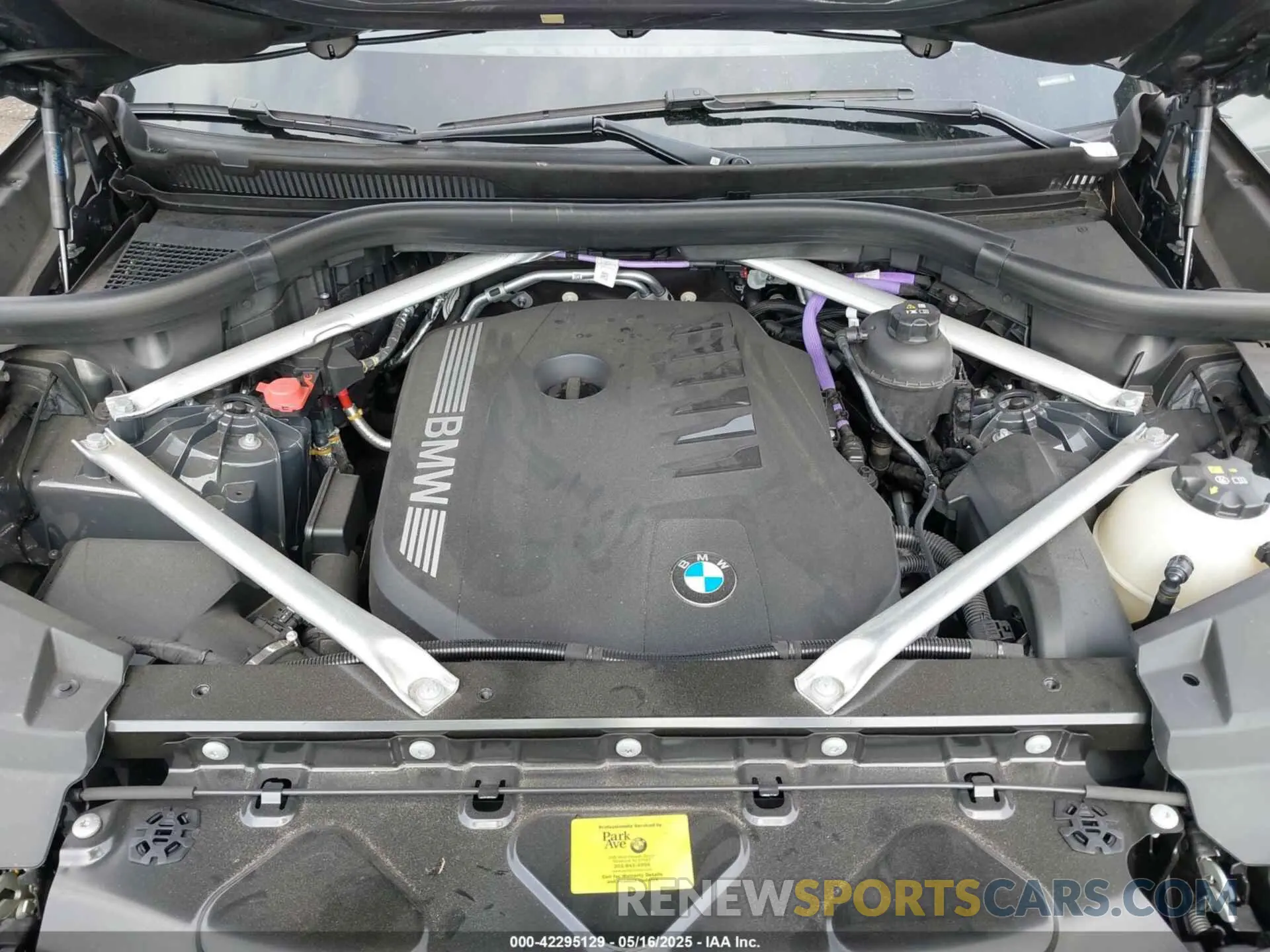 10 Photograph of a damaged car 5UX23EU04R9V01472 BMW X5 2024