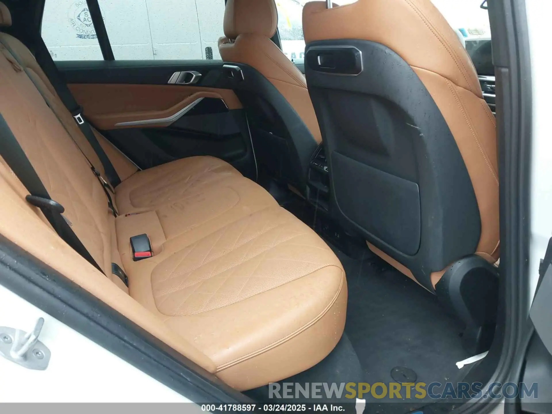 8 Photograph of a damaged car 5UX23EU04R9V15176 BMW X5 2024