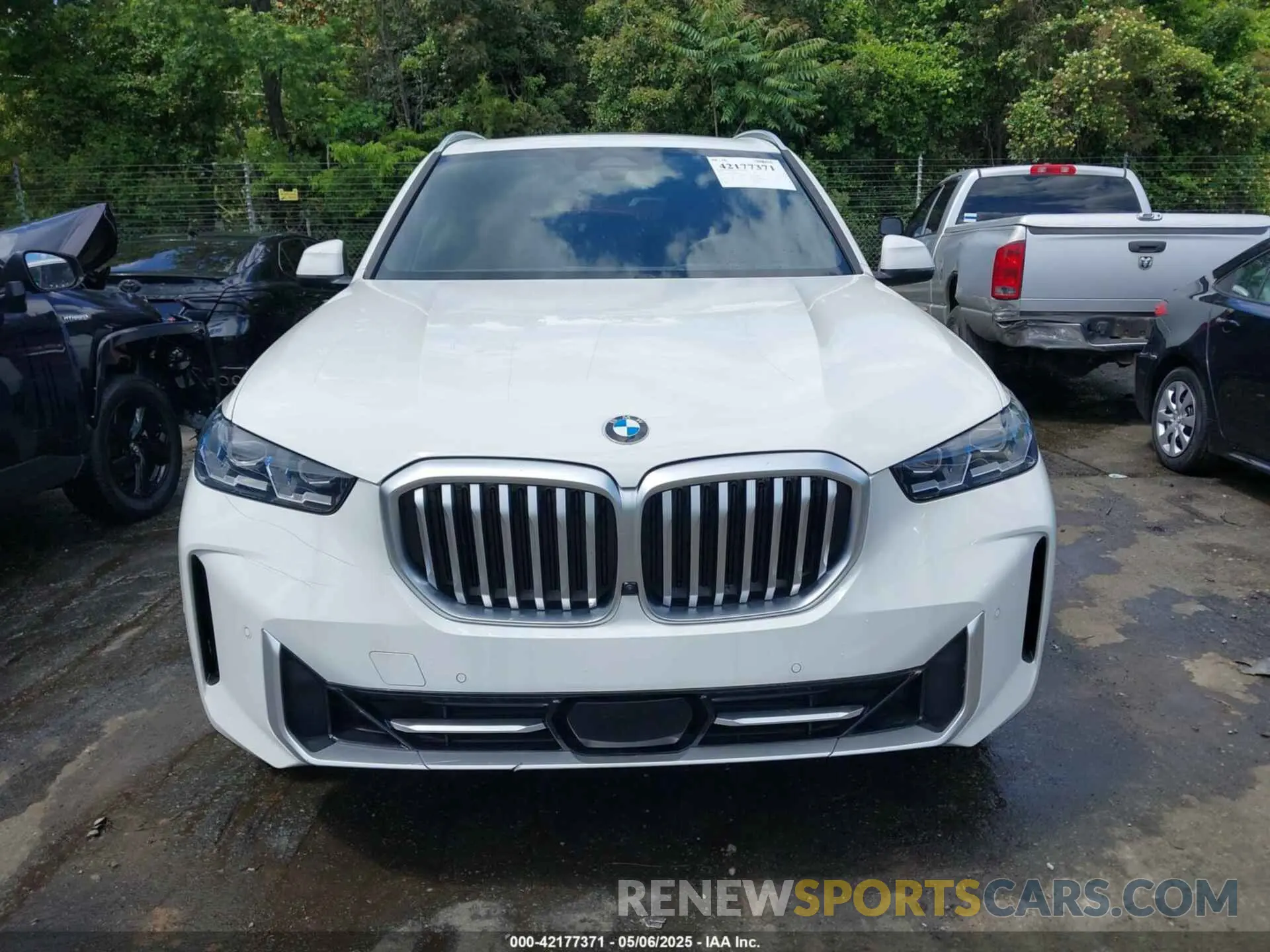 12 Photograph of a damaged car 5UX23EU05R9S29952 BMW X5 2024