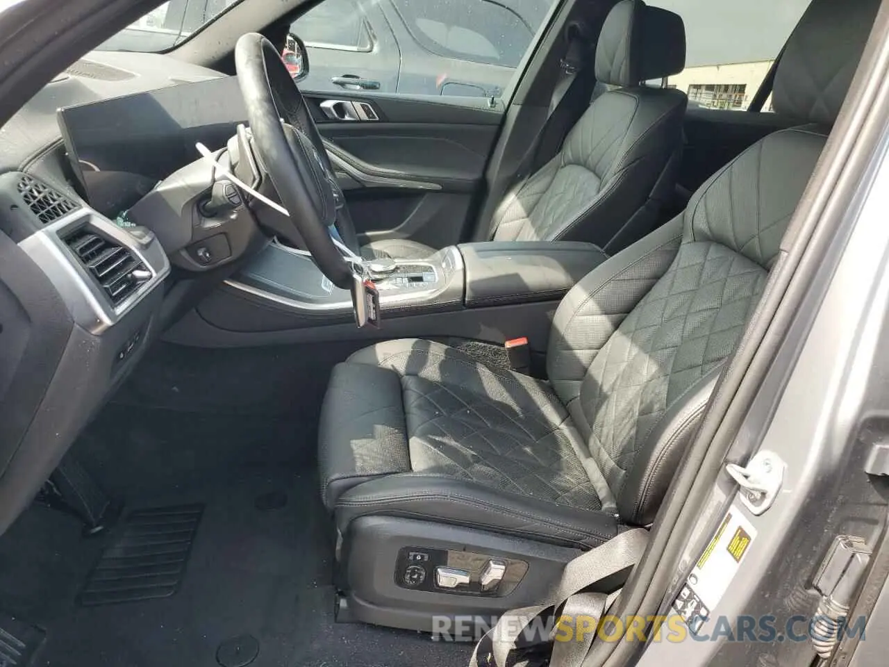 7 Photograph of a damaged car 5UX23EU05R9U85301 BMW X5 2024