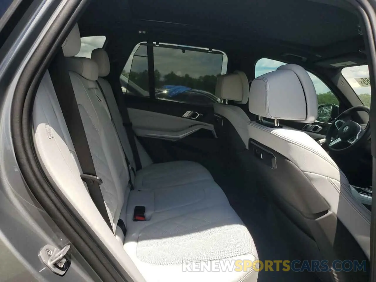 11 Photograph of a damaged car 5UX23EU06R9V37342 BMW X5 2024