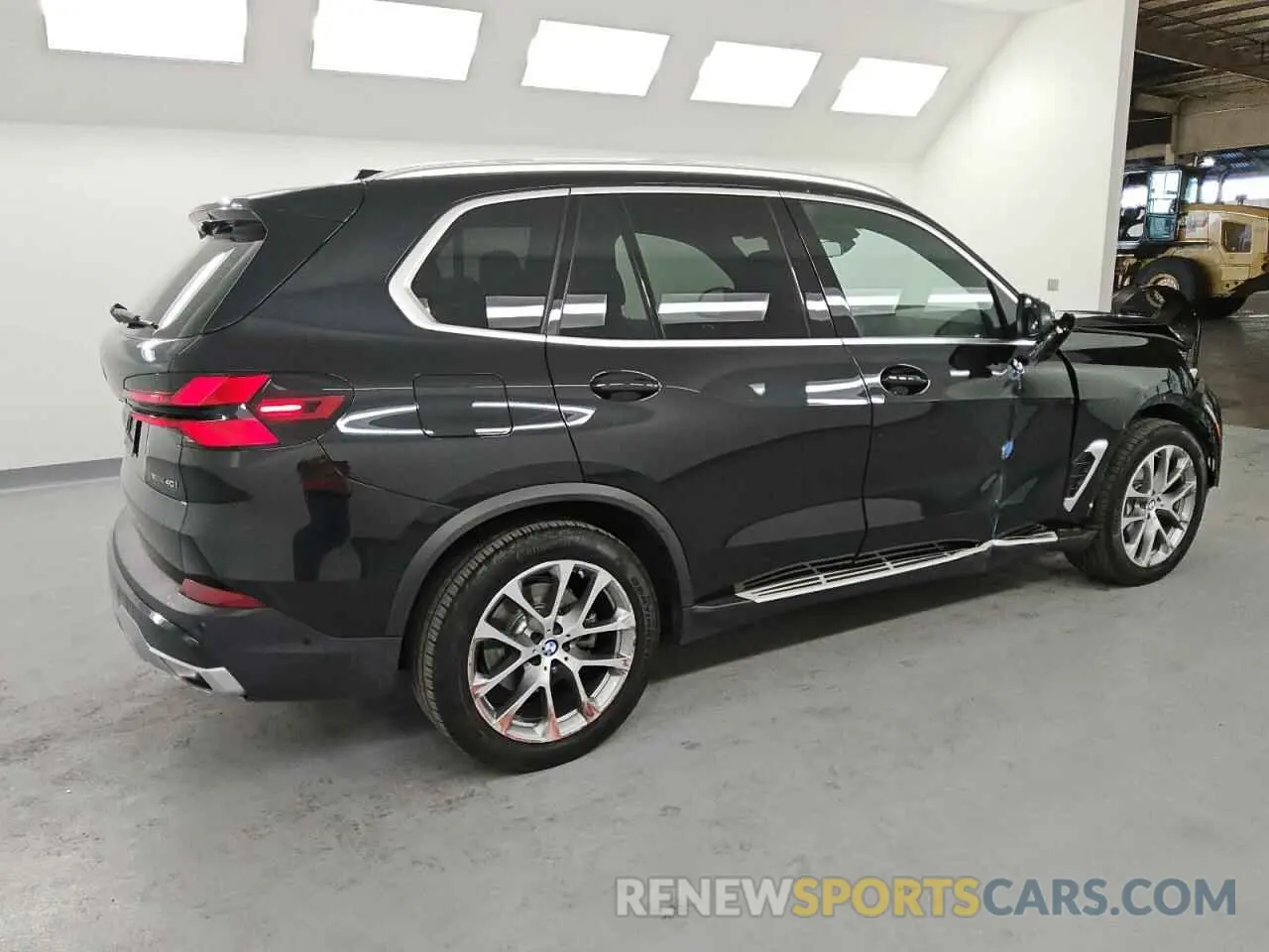 3 Photograph of a damaged car 5UX23EU07R9U87325 BMW X5 2024