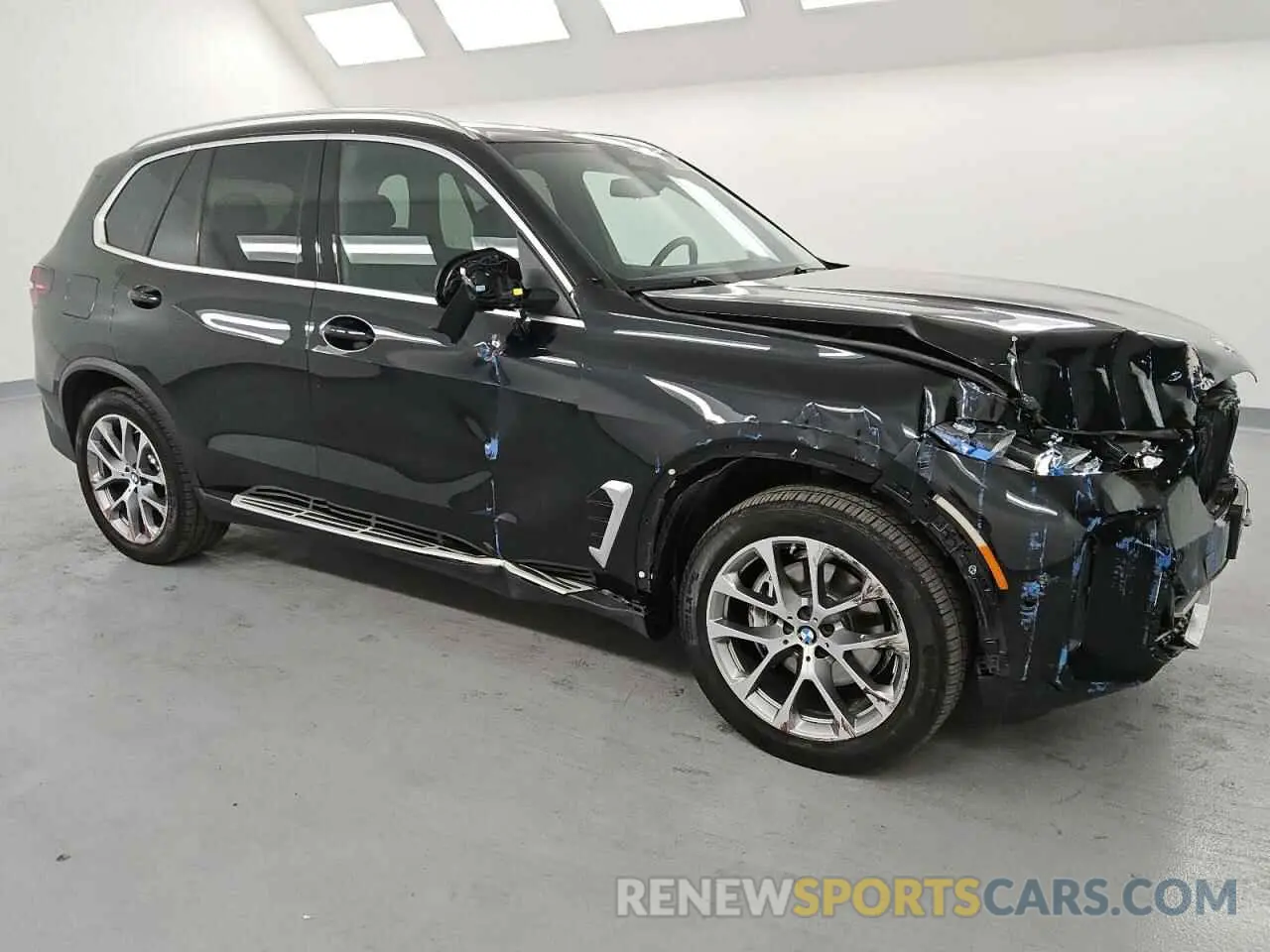 4 Photograph of a damaged car 5UX23EU07R9U87325 BMW X5 2024
